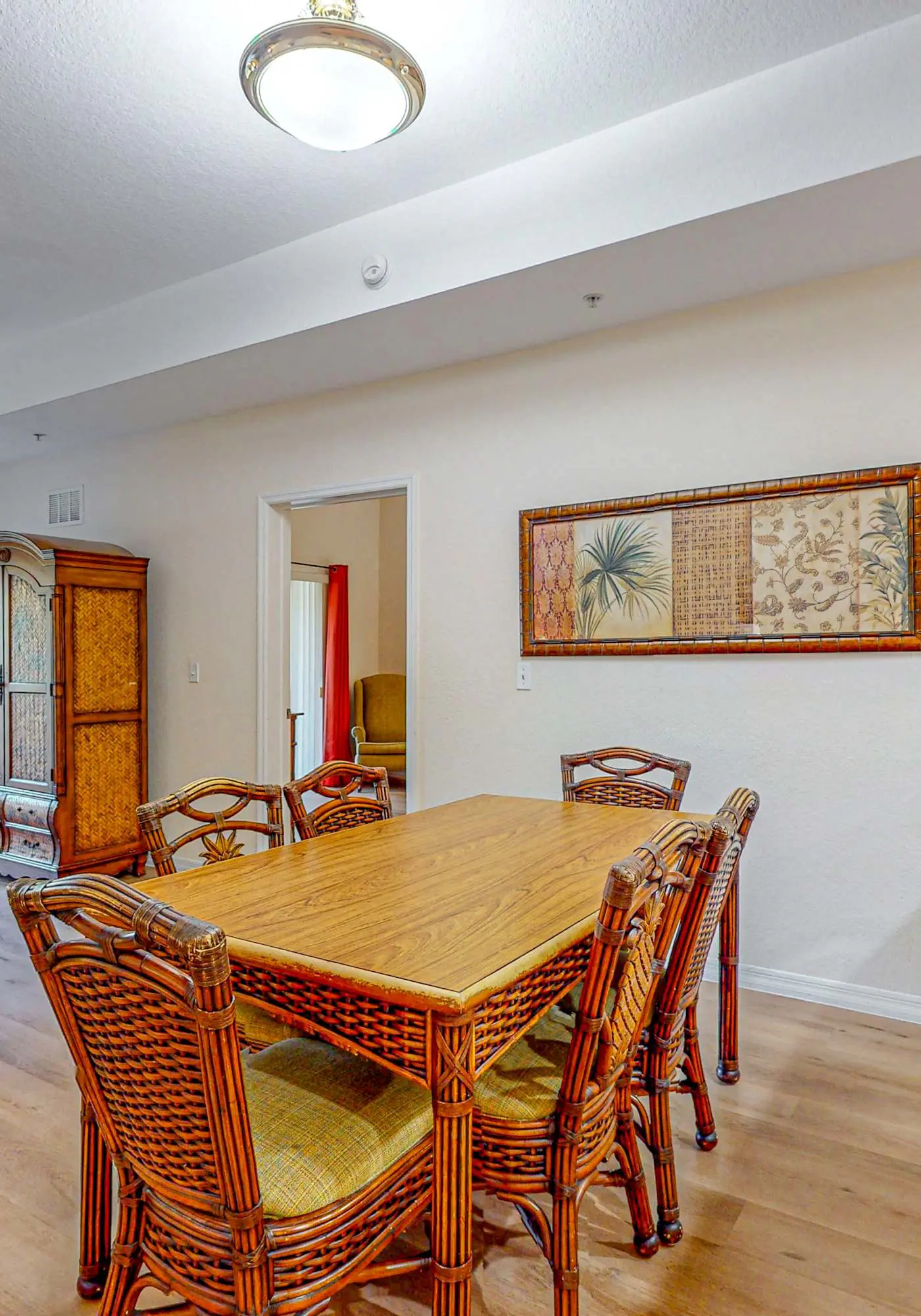 4th floor condo w/ hot tub, sauna, balcony, gym, shared pools, near theme parks