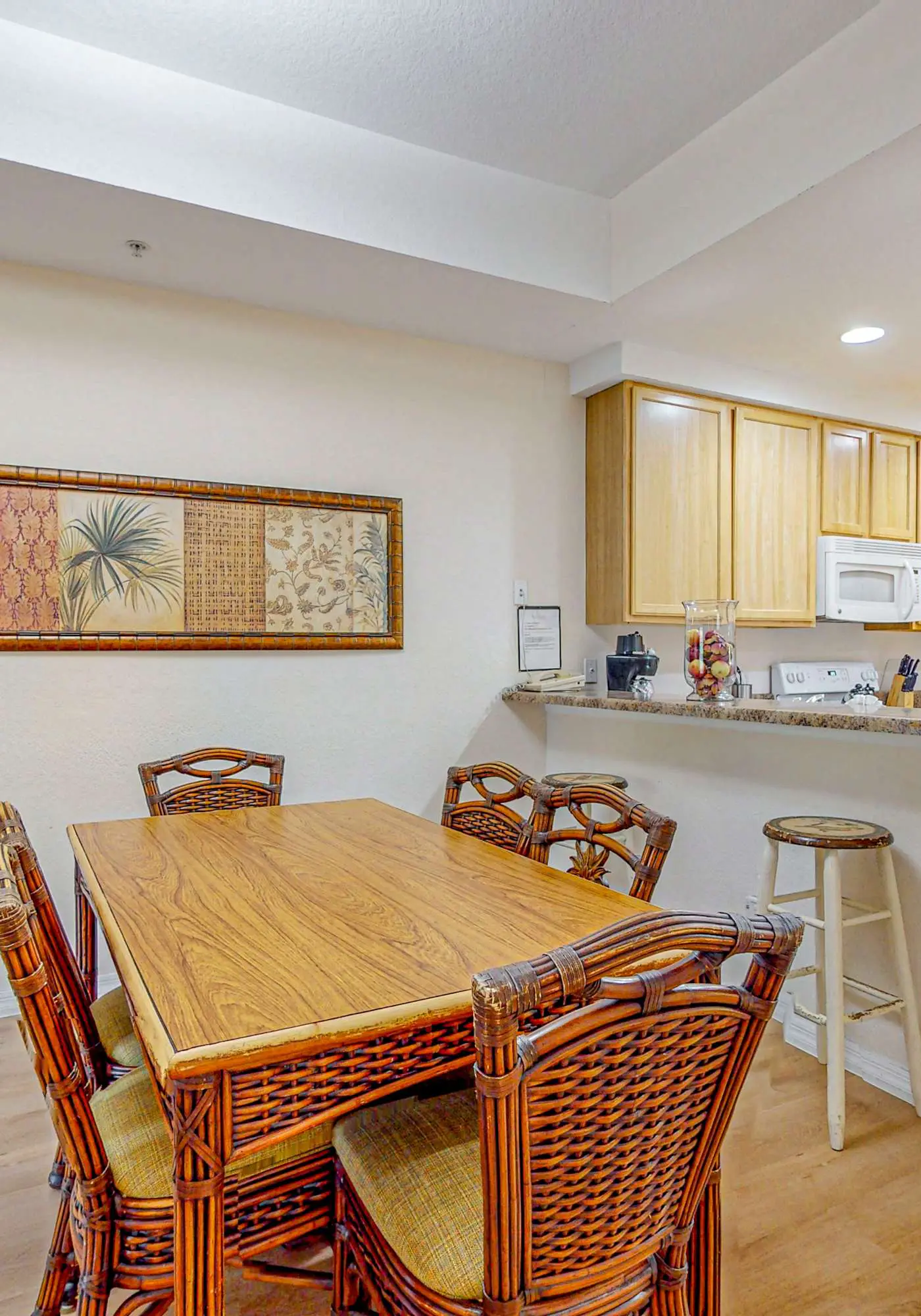 4th floor condo w/ hot tub, sauna, balcony, gym, shared pools, near theme parks