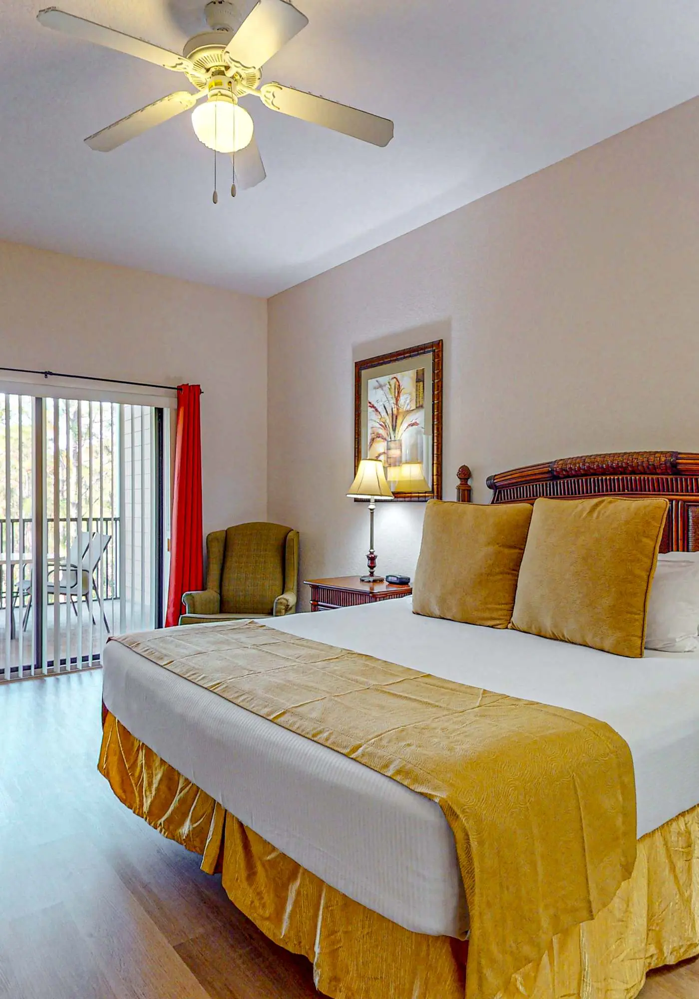 4th floor condo w/ hot tub, sauna, balcony, gym, shared pools, near theme parks