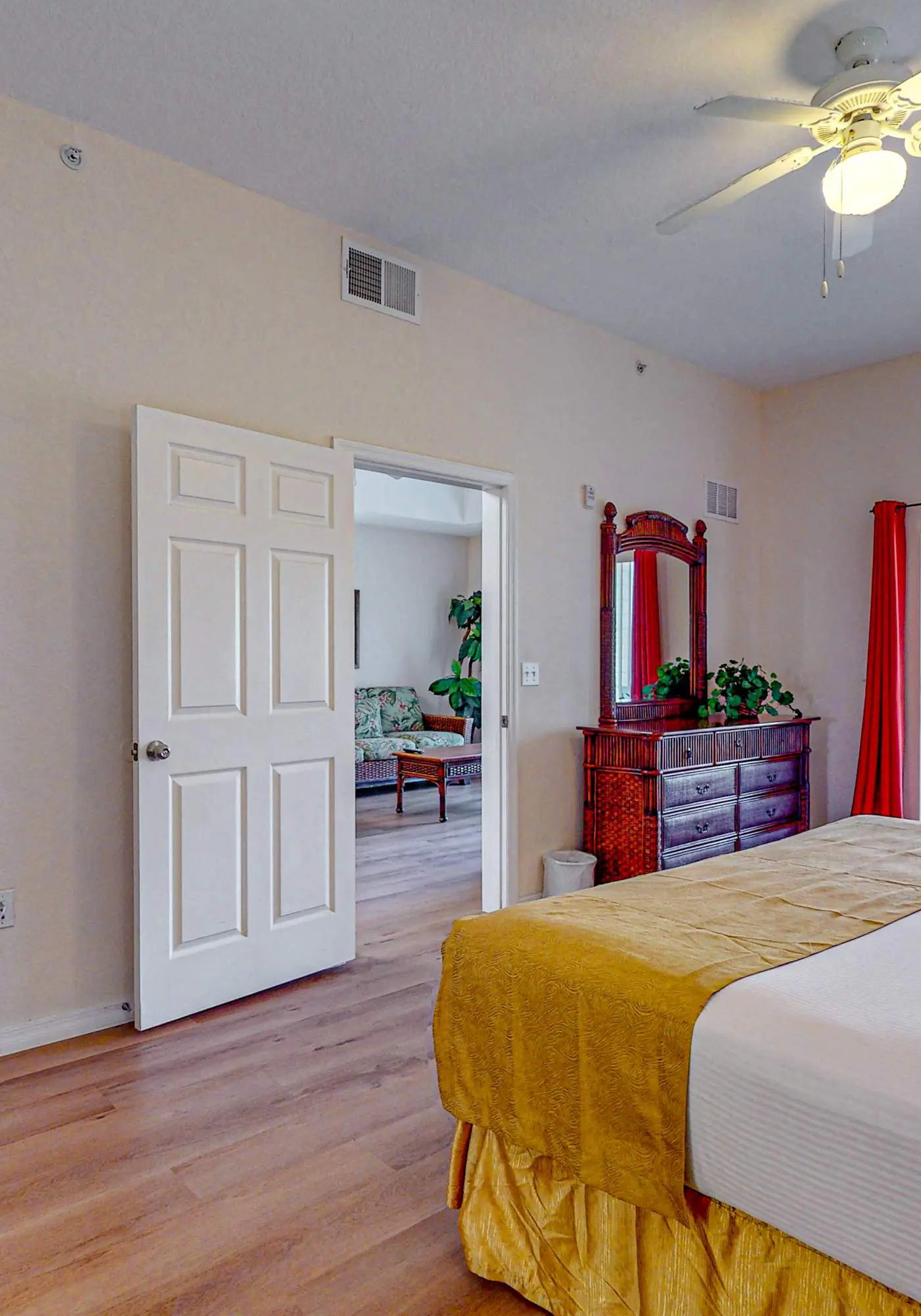 4th floor condo w/ hot tub, sauna, balcony, gym, shared pools, near theme parks