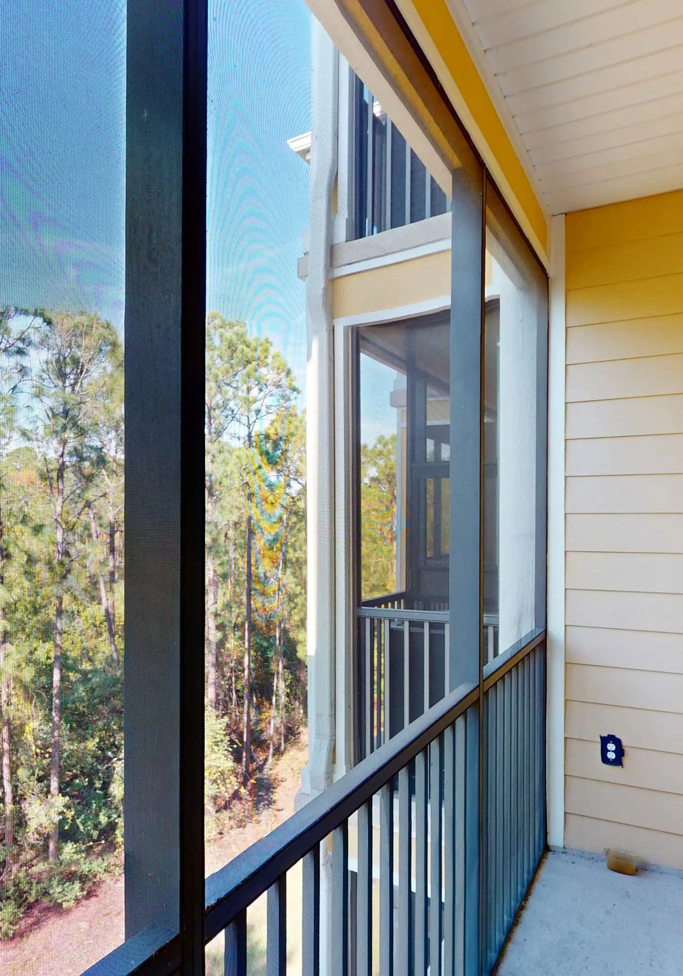 4th floor condo w/ hot tub, sauna, balcony, gym, shared pools, near theme parks