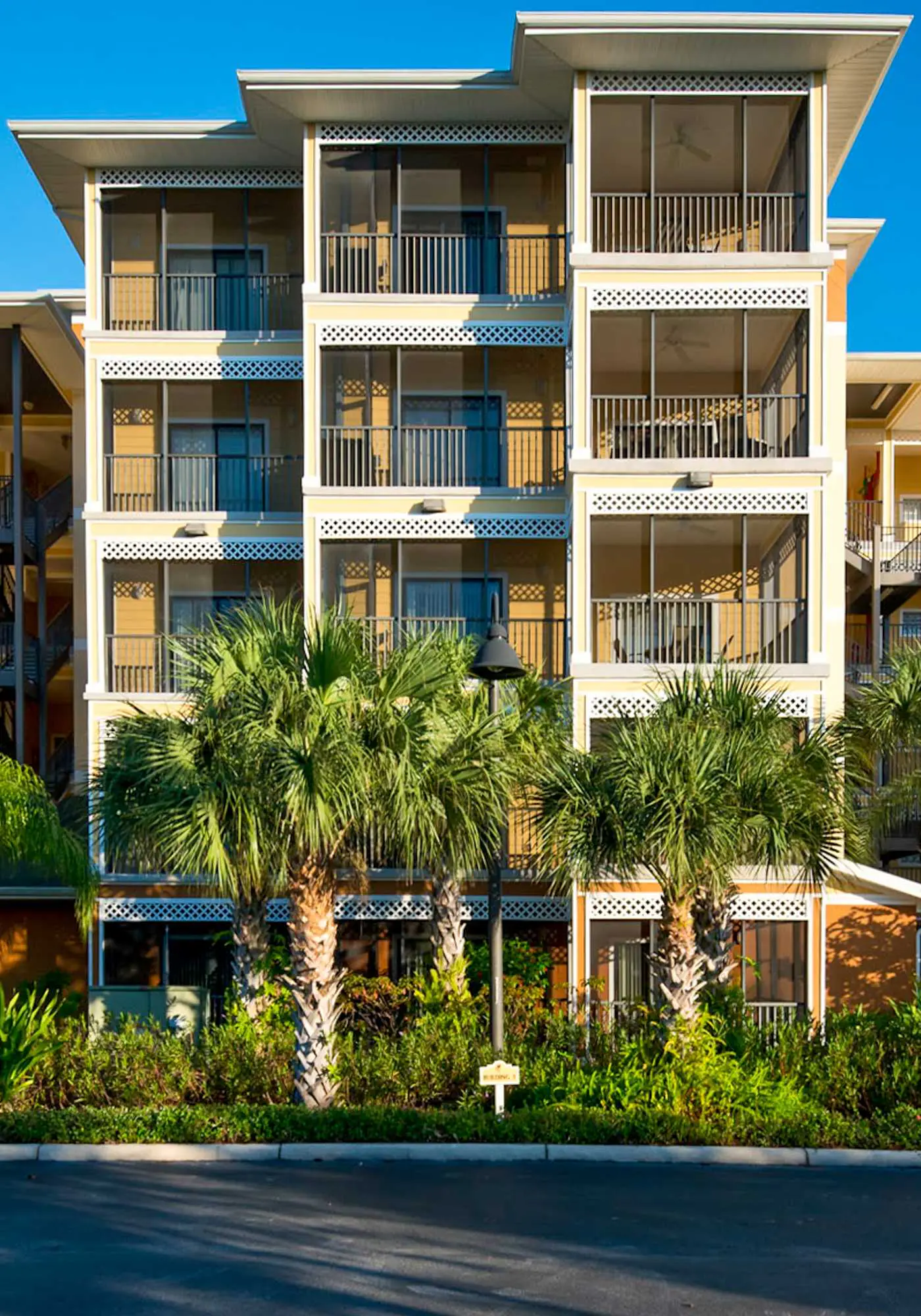 4th floor condo w/ hot tub, sauna, balcony, gym, shared pools, near theme parks