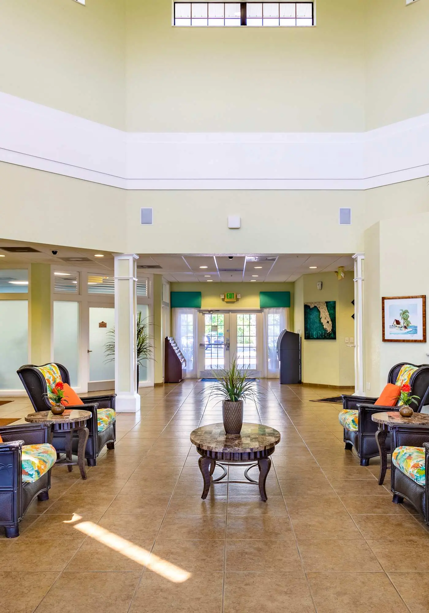 4th floor condo w/ hot tub, sauna, balcony, gym, shared pools, near theme parks