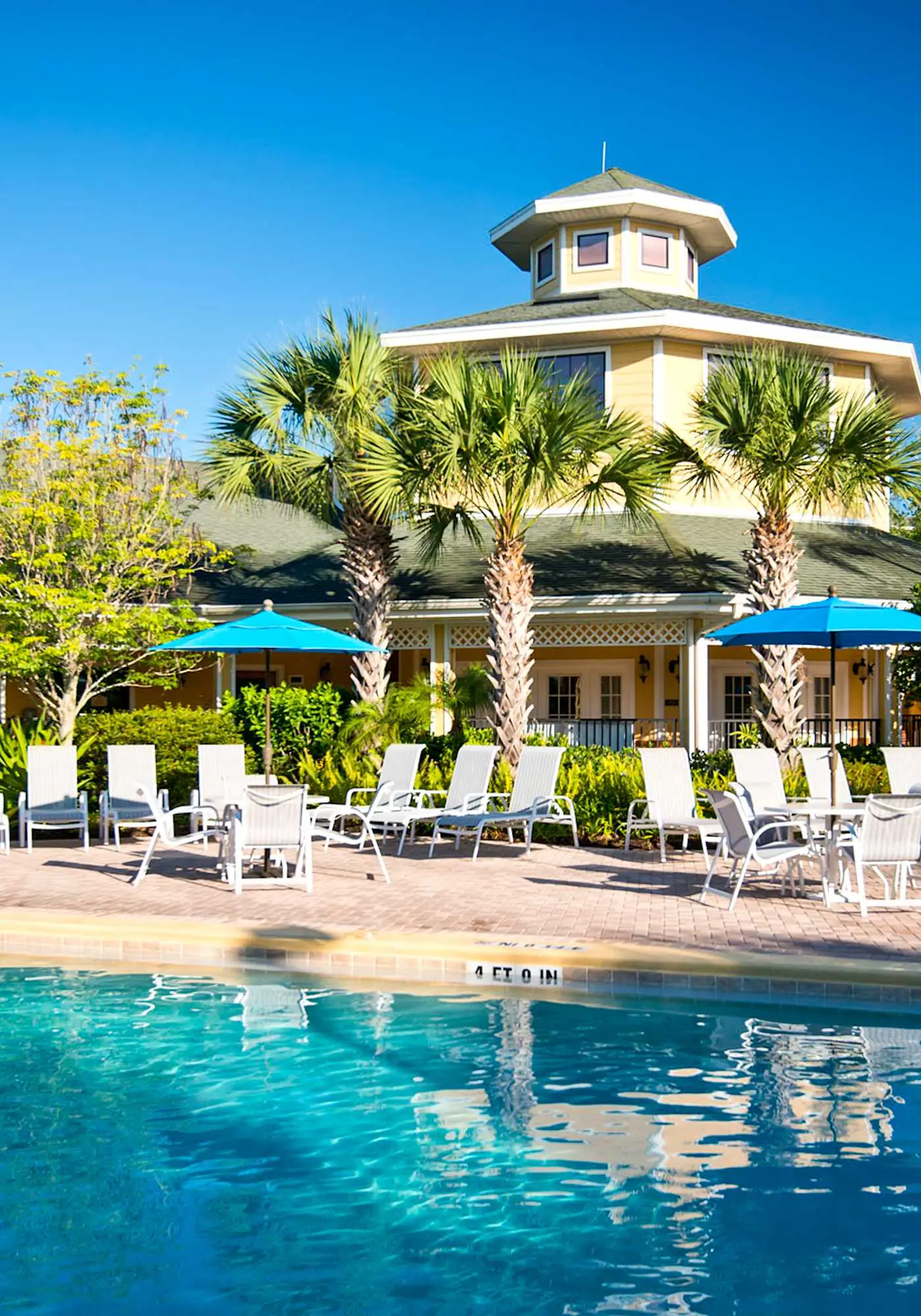 4th floor condo w/ hot tub, sauna, balcony, gym, shared pools, near theme parks