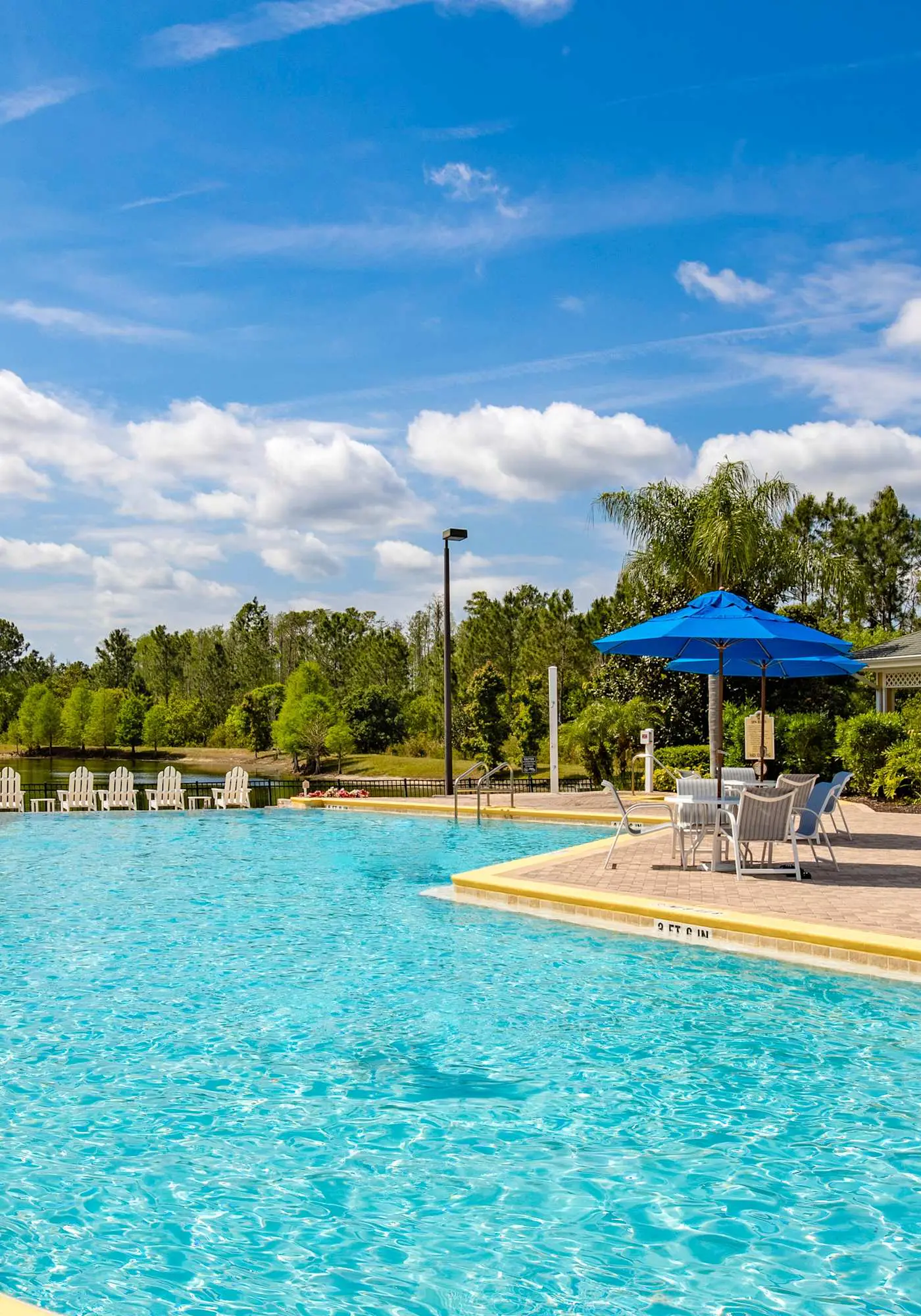 4th floor condo w/ hot tub, sauna, balcony, gym, shared pools, near theme parks
