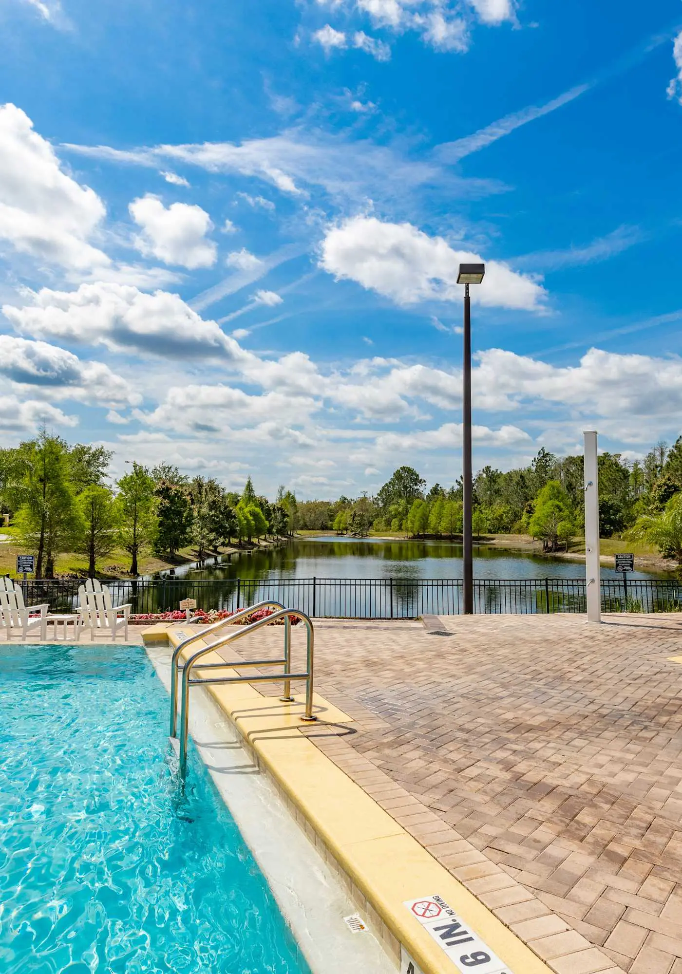4th floor condo w/ hot tub, sauna, balcony, gym, shared pools, near theme parks