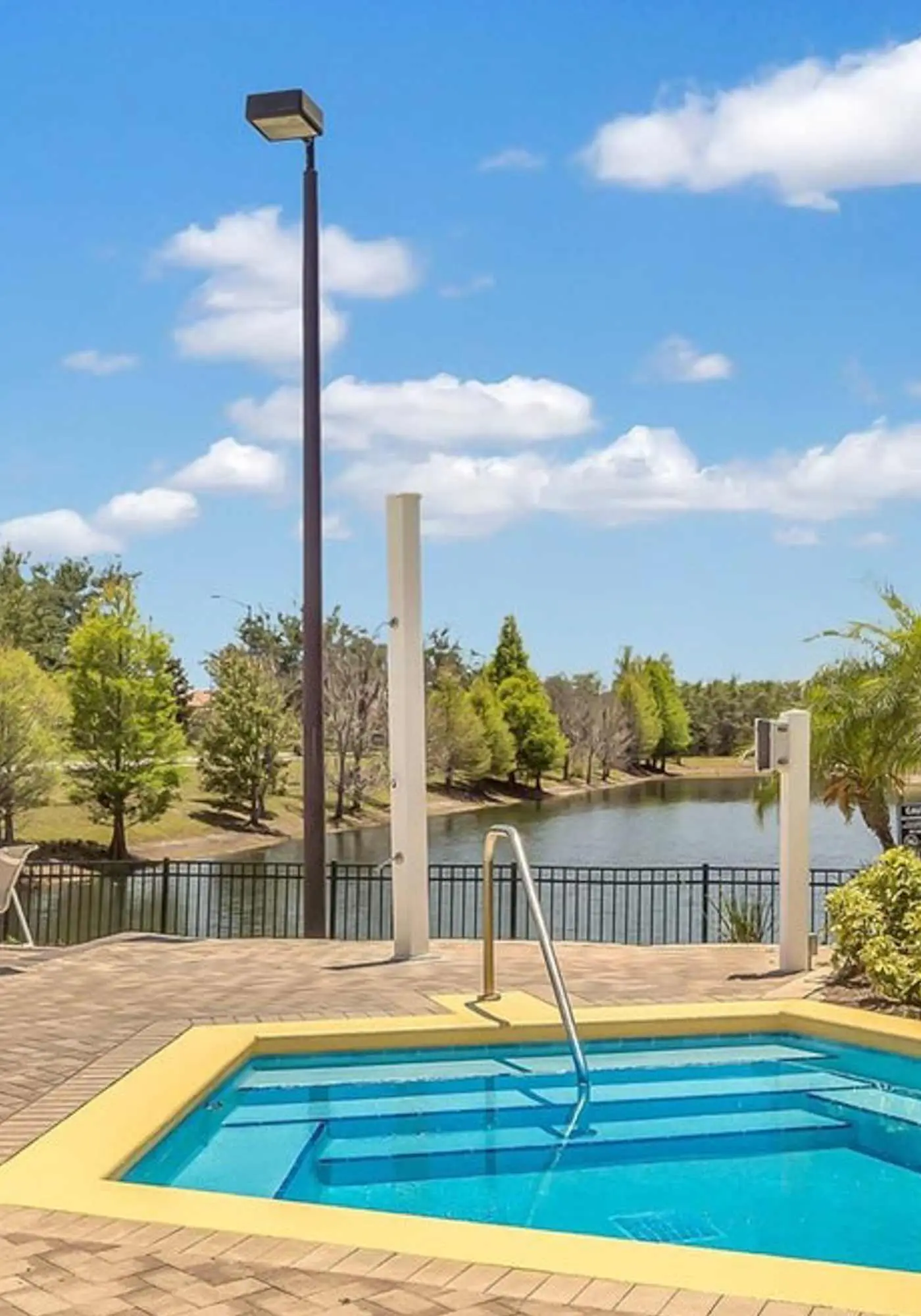 4th floor condo w/ hot tub, sauna, balcony, gym, shared pools, near theme parks