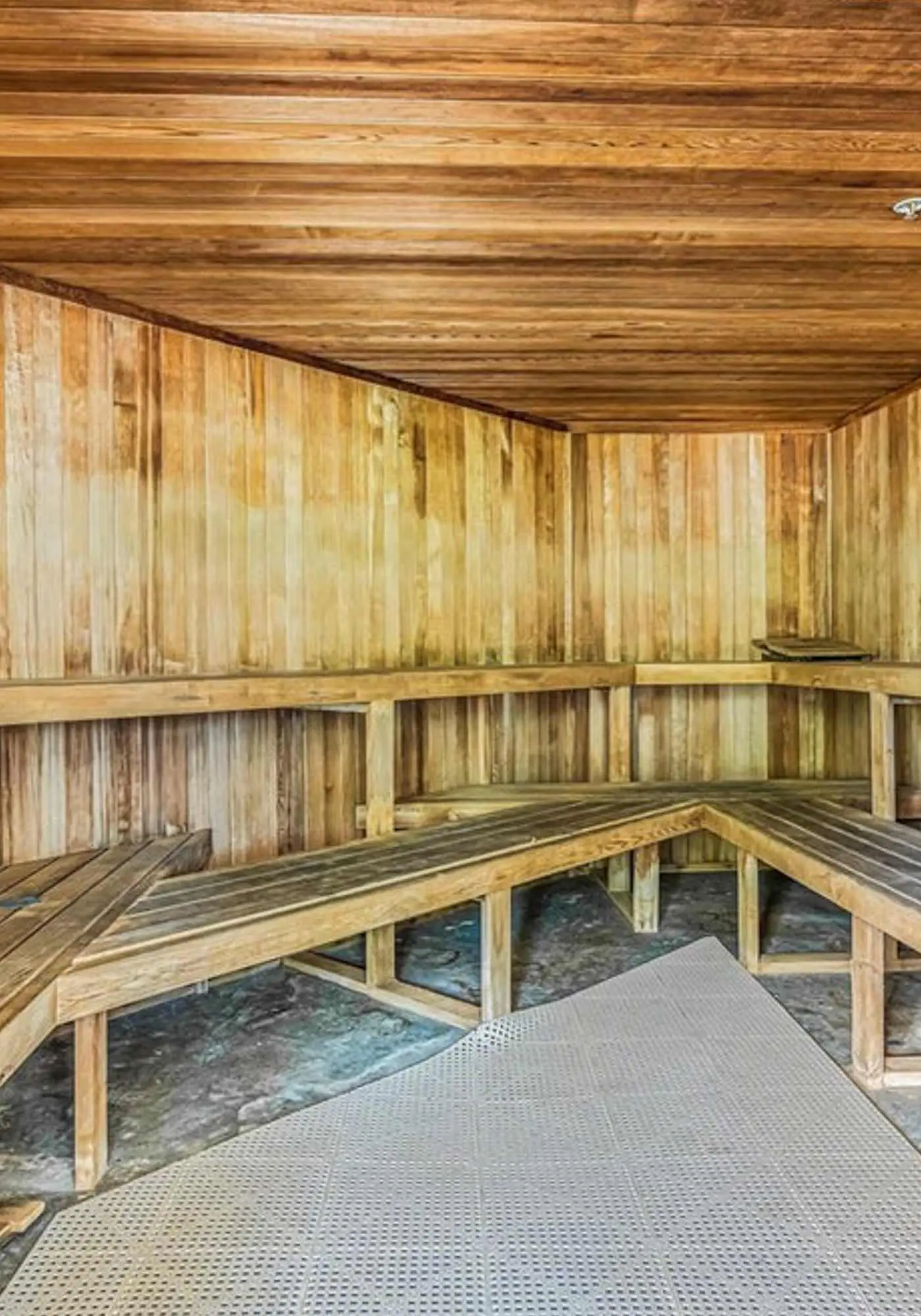 4th floor condo w/ hot tub, sauna, balcony, gym, shared pools, near theme parks