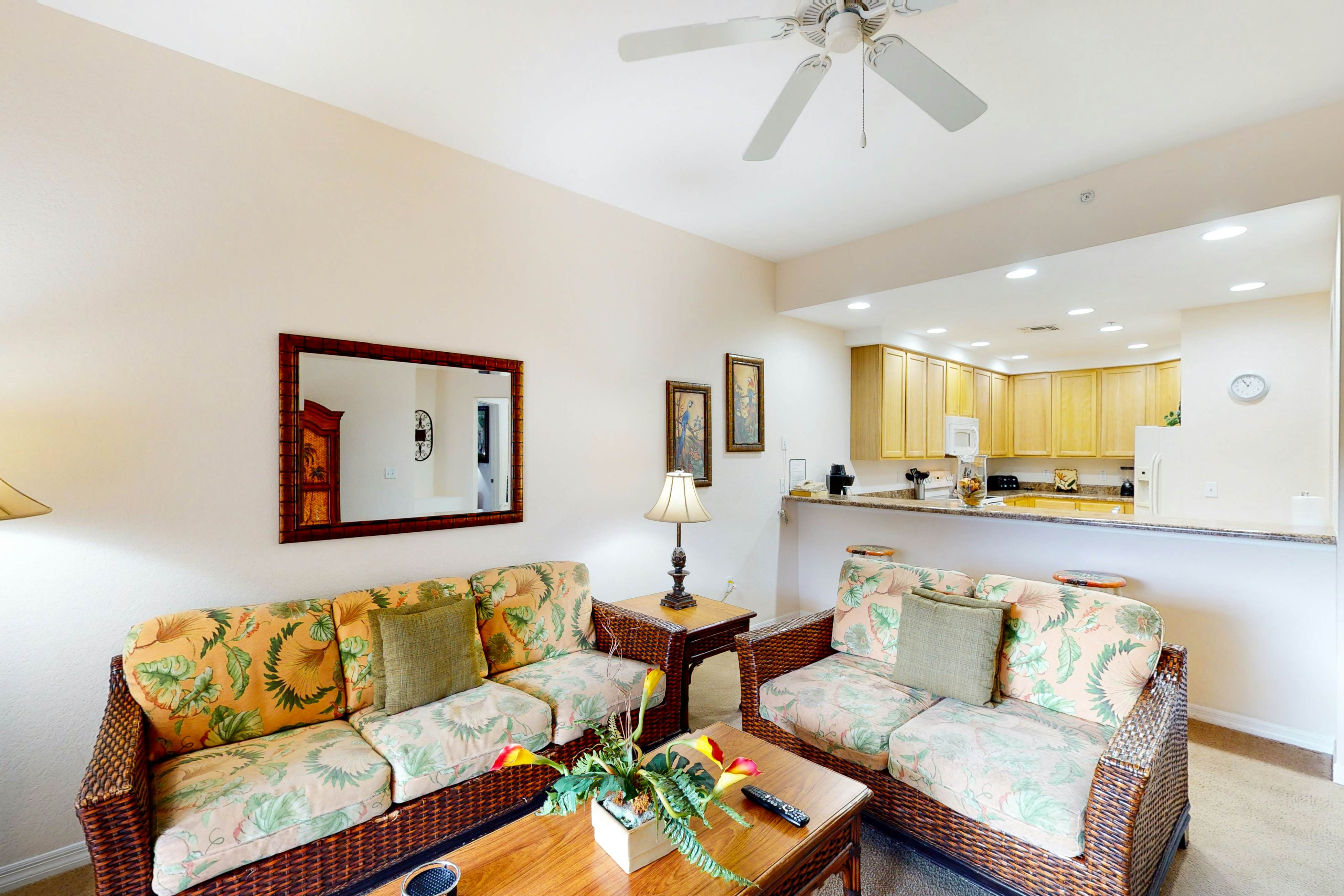 3rd floor condo w/ sauna, hot tub, shared pools, balcony, gym, near theme parks