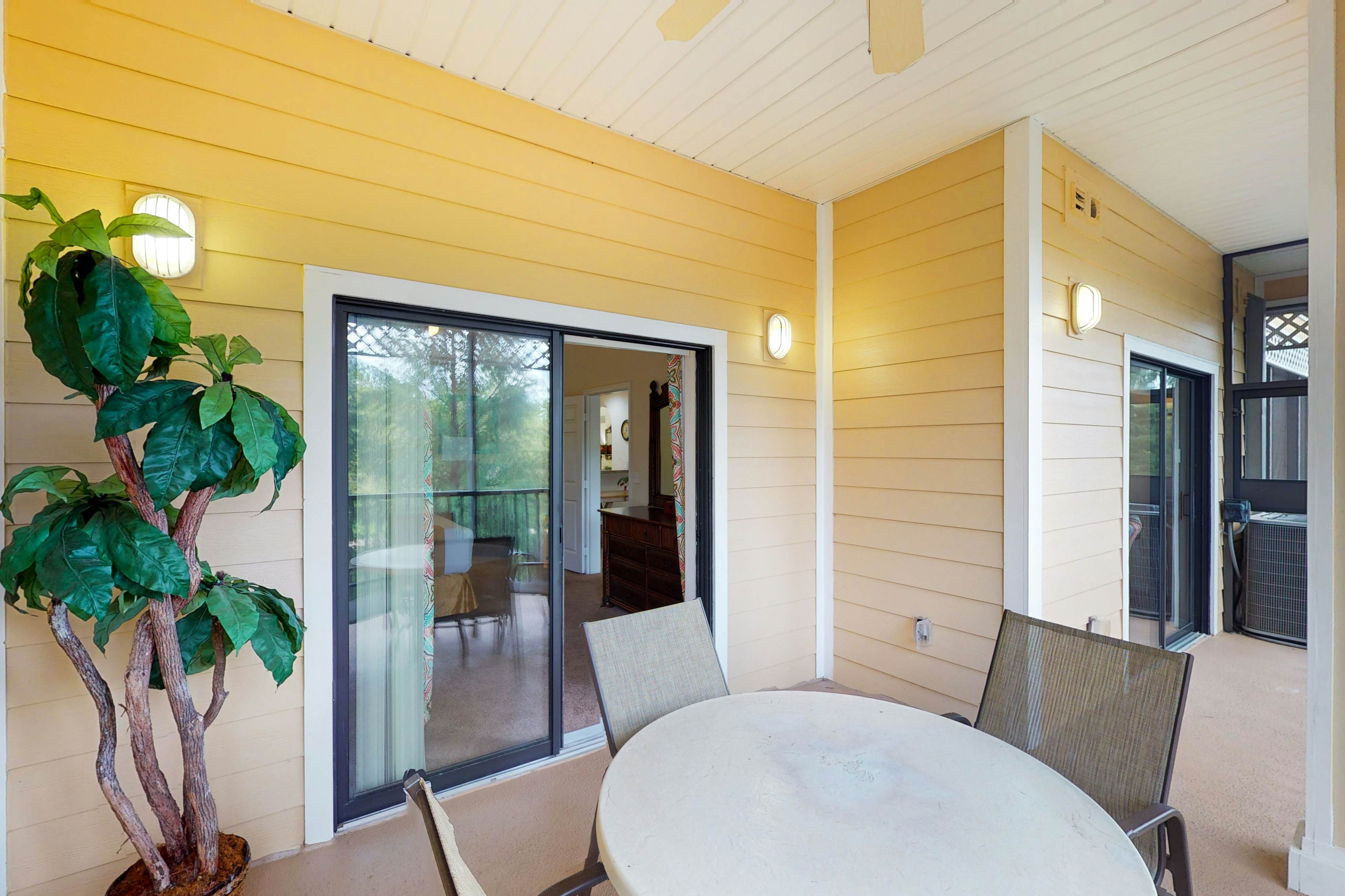 3rd floor condo w/ gym, balcony, shared pools, hot tub, sauna, near theme parks