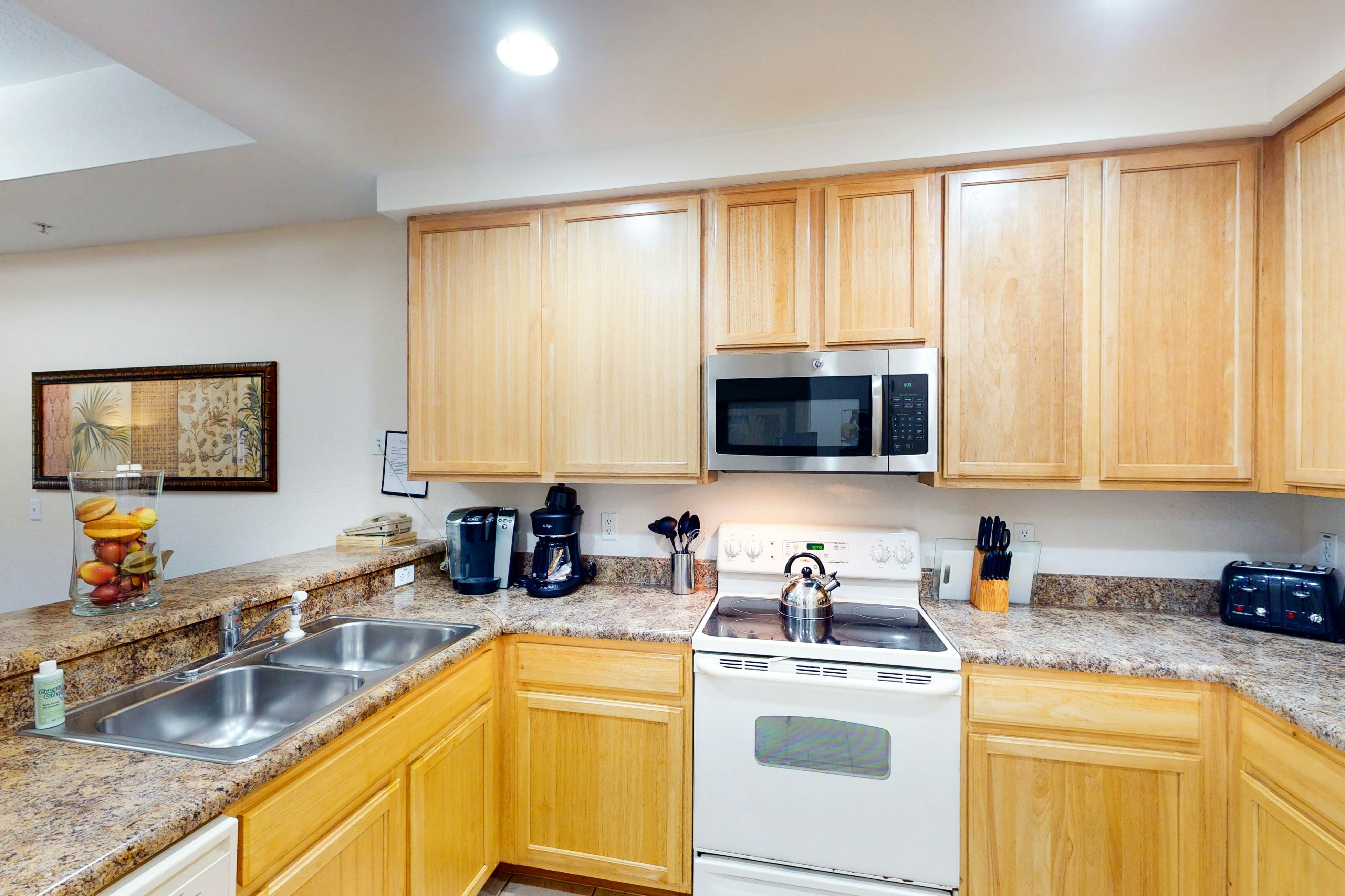 3rd floor condo w/ gym, balcony, shared pools, hot tub, sauna, near theme parks