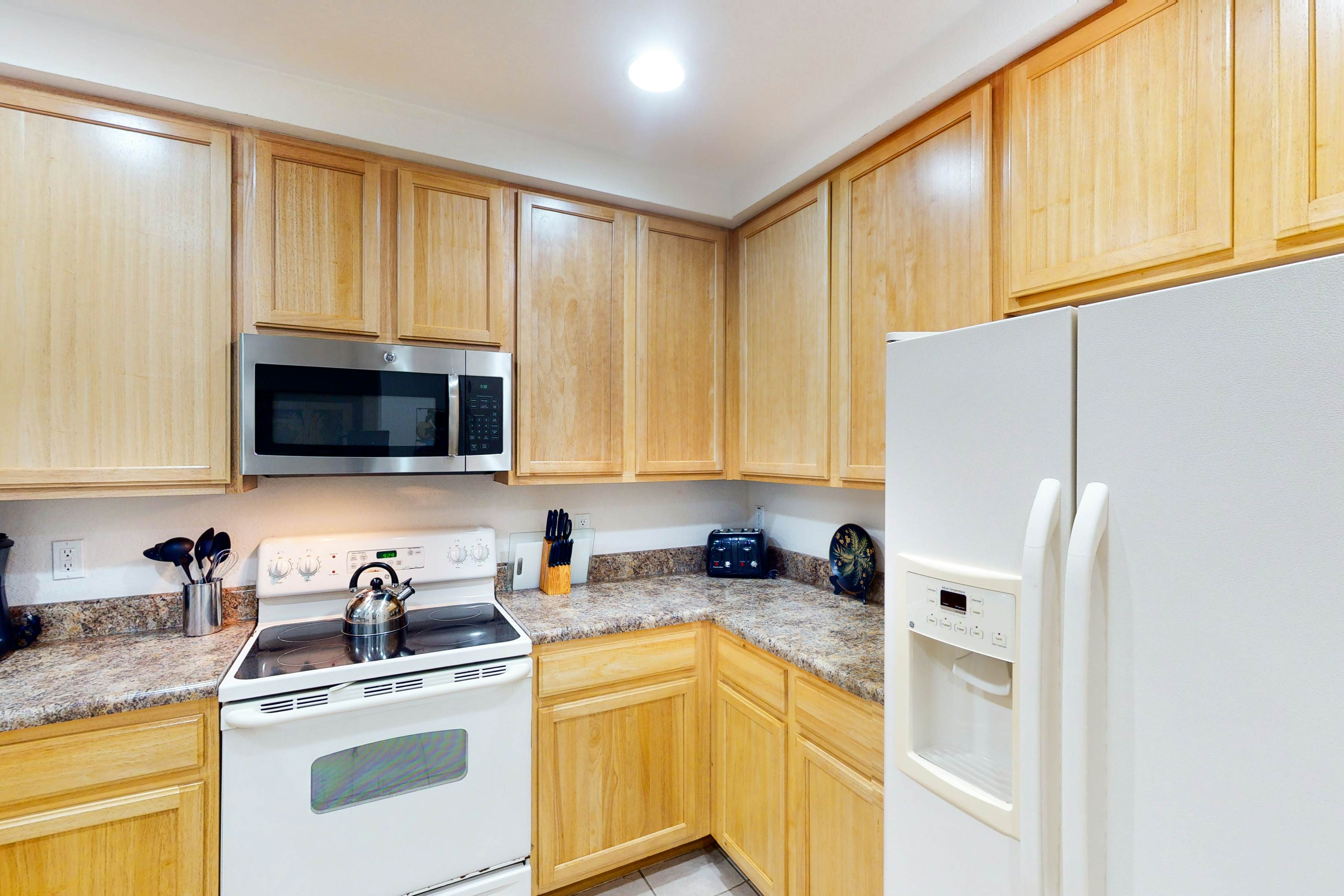 3rd floor condo w/ gym, balcony, shared pools, hot tub, sauna, near theme parks