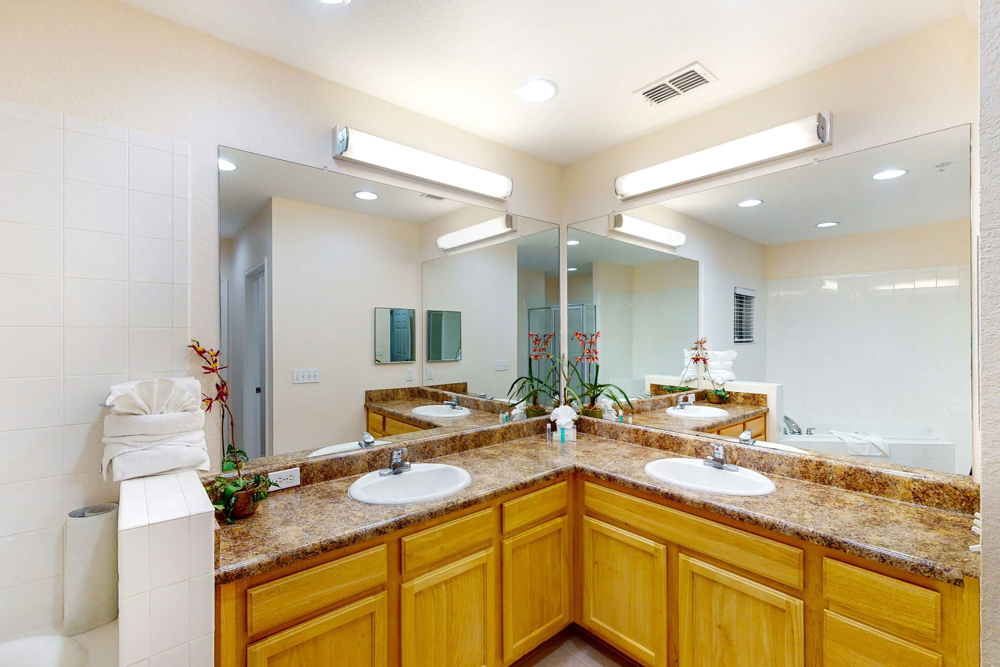 3rd floor condo w/ gym, balcony, shared pools, hot tub, sauna, near theme parks