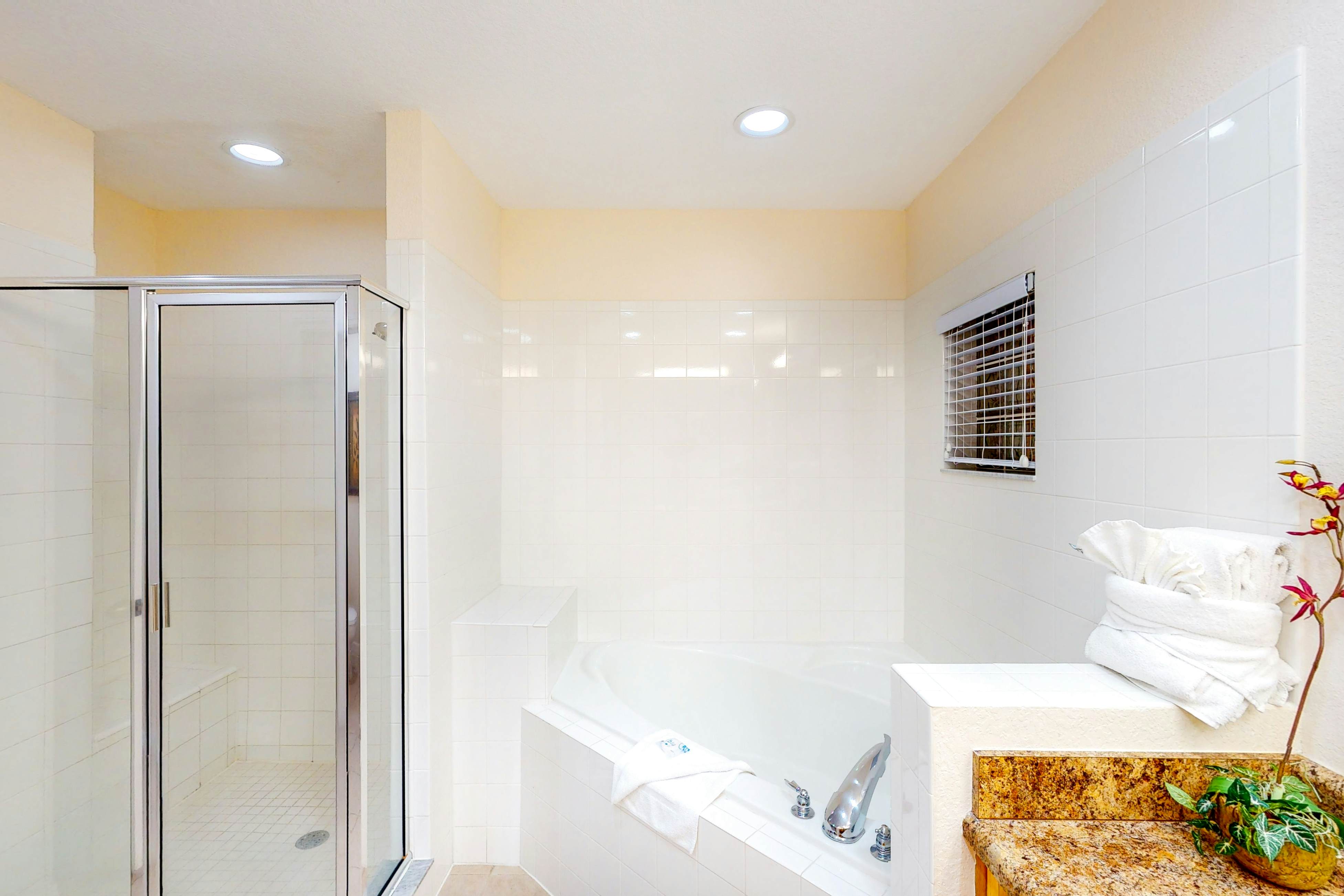 3rd floor condo w/ gym, balcony, shared pools, hot tub, sauna, near theme parks