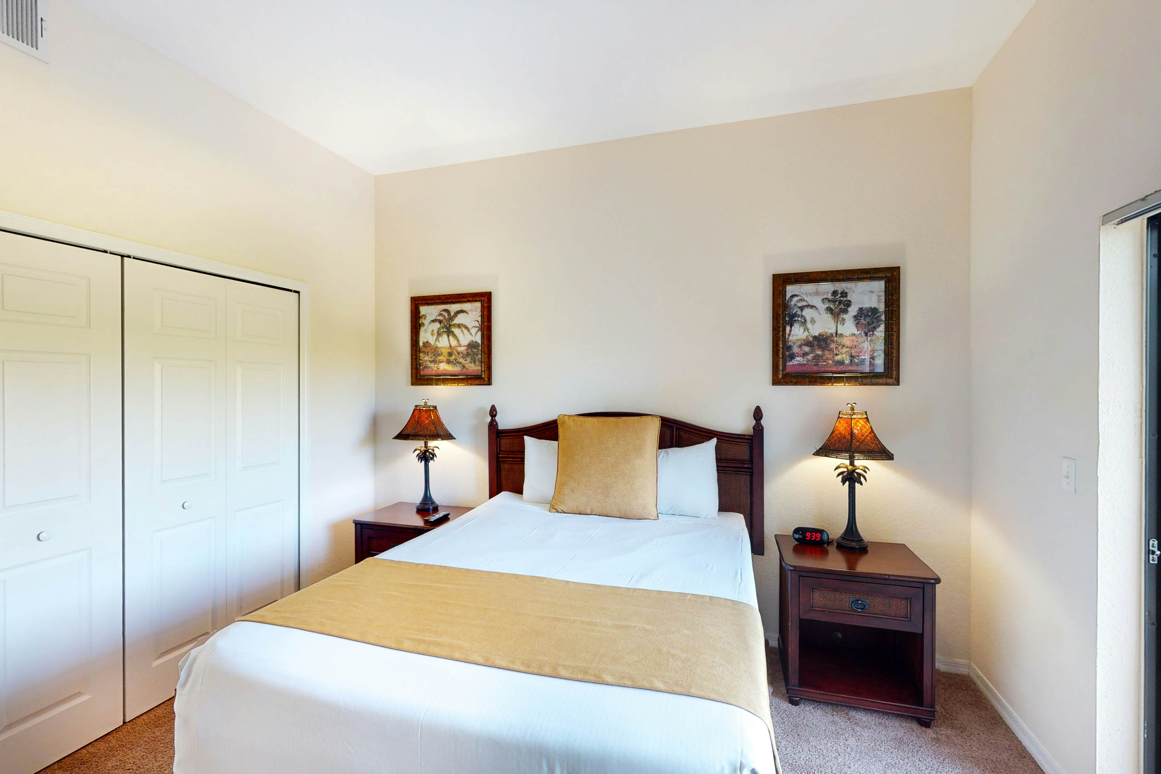 3rd floor condo w/ gym, balcony, shared pools, hot tub, sauna, near theme parks