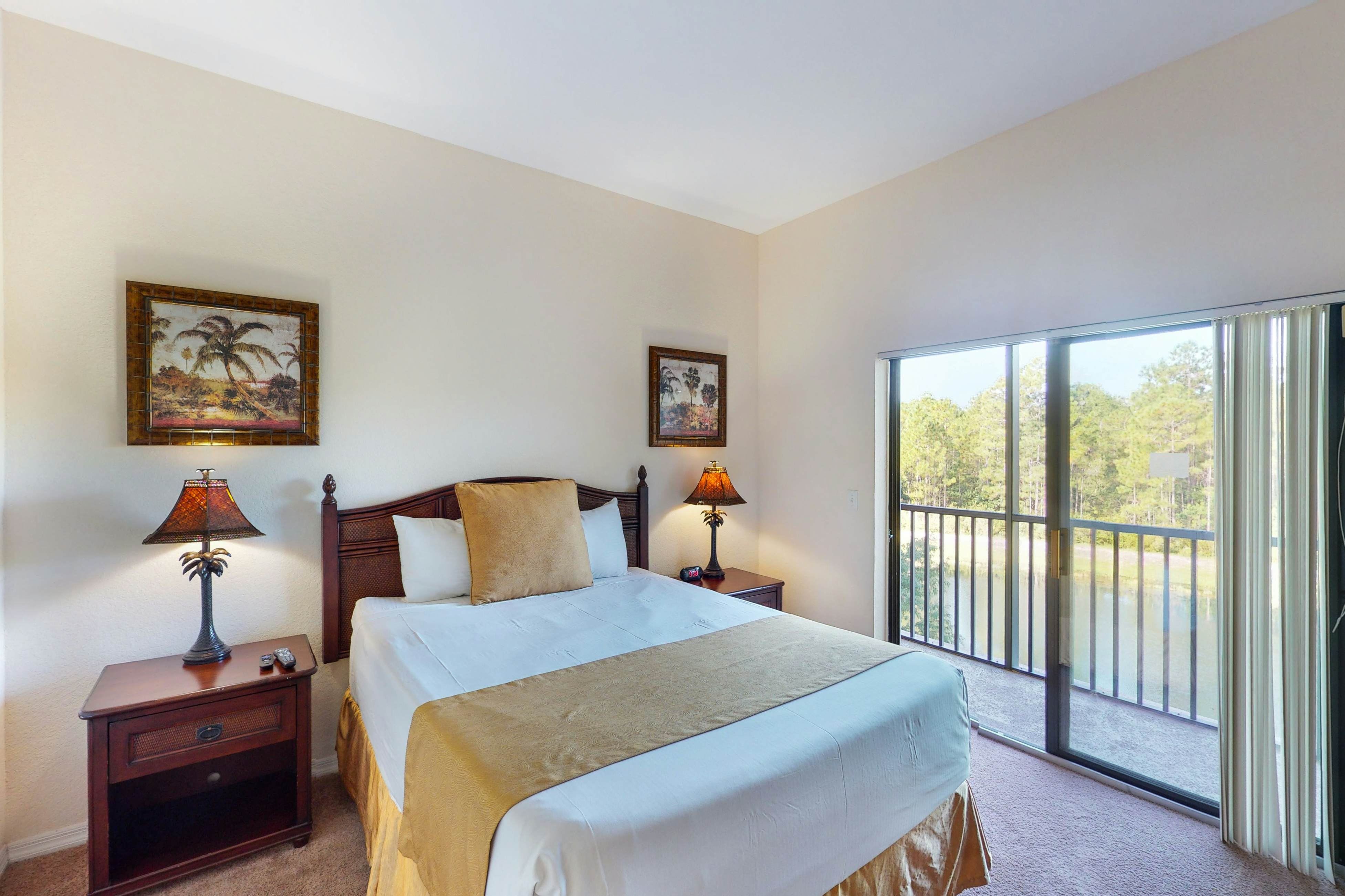 3rd floor condo w/ gym, balcony, shared pools, hot tub, sauna, near theme parks