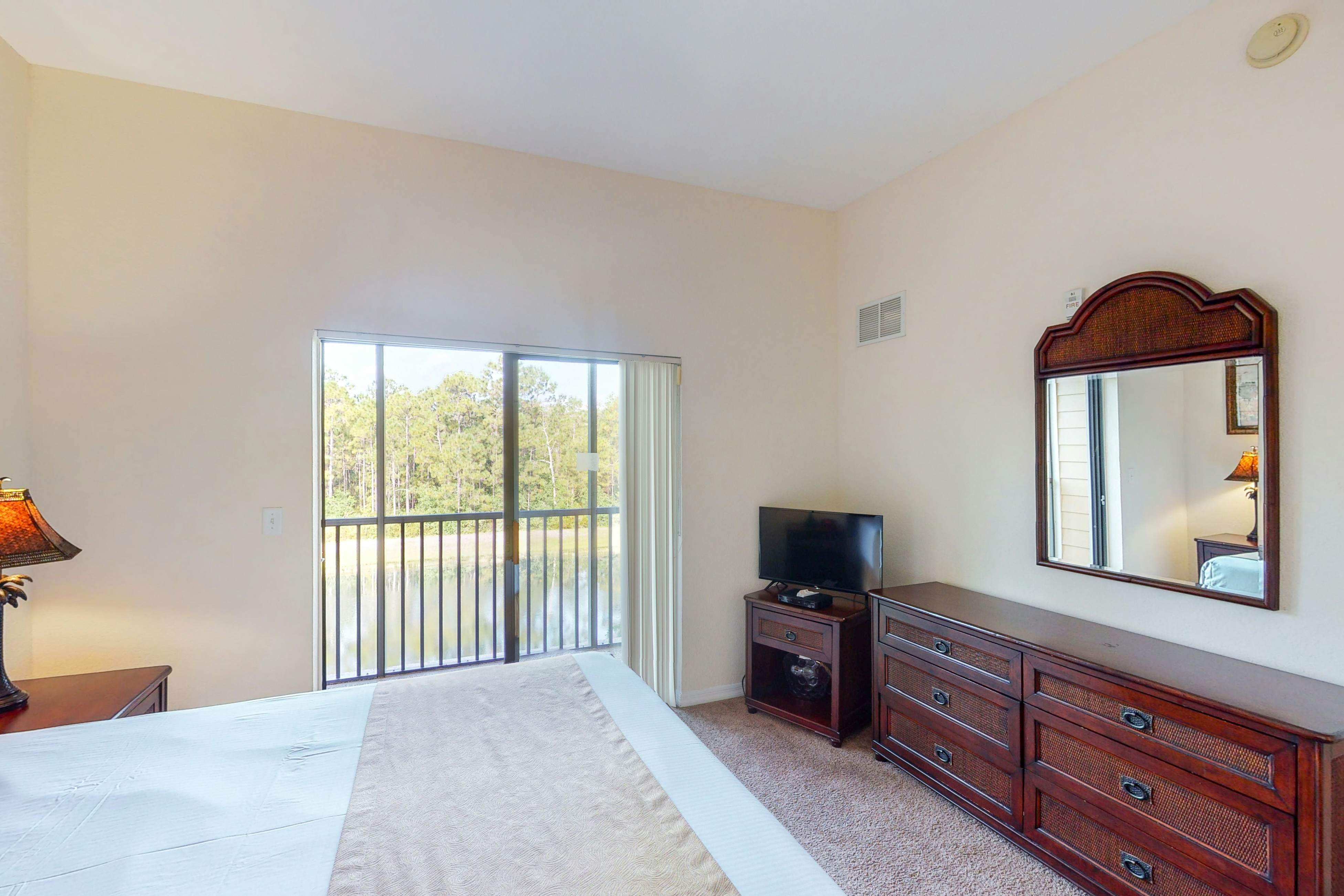 3rd floor condo w/ gym, balcony, shared pools, hot tub, sauna, near theme parks