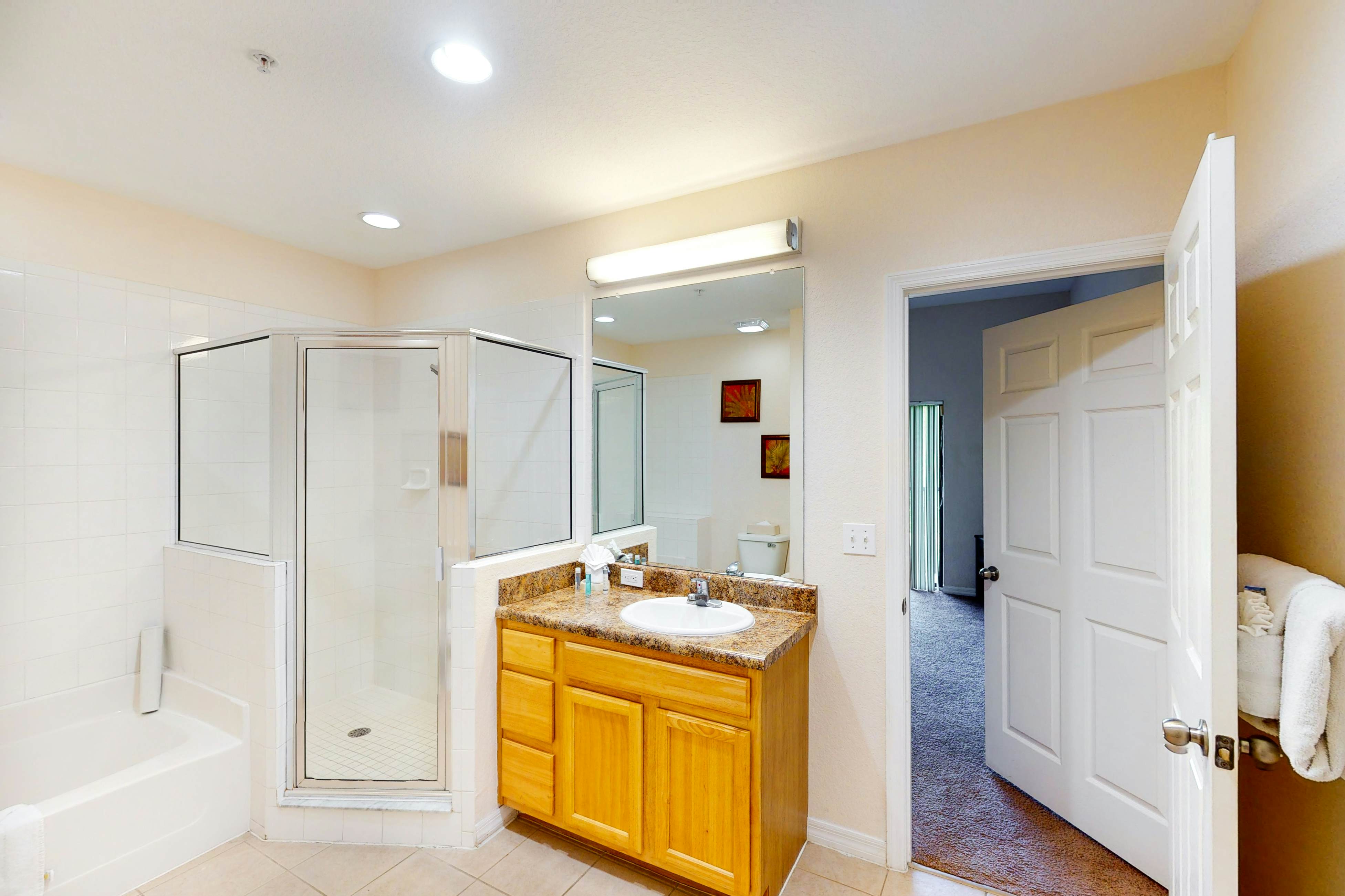 3rd floor condo w/ gym, balcony, shared pools, hot tub, sauna, near theme parks