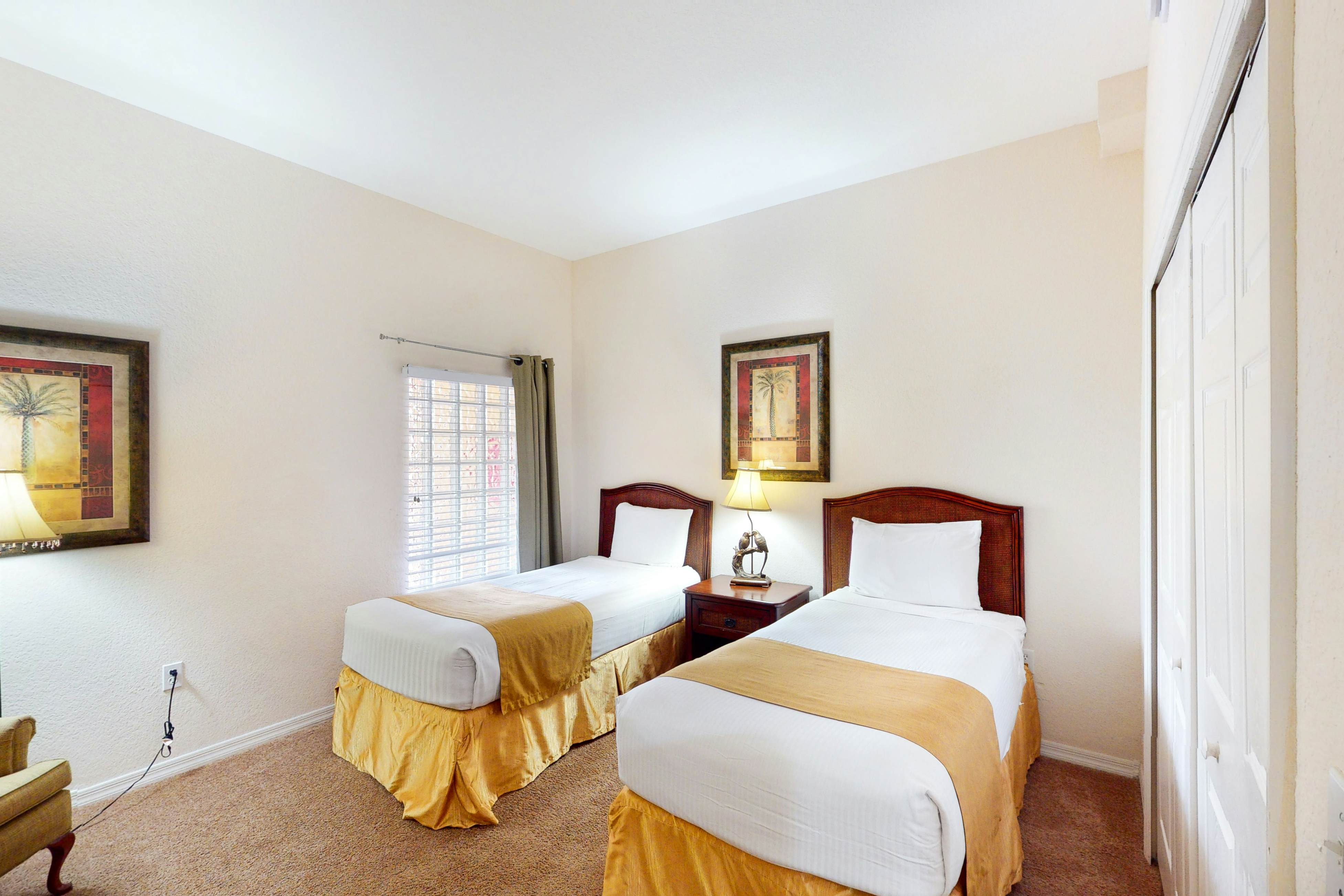 3rd floor condo w/ gym, balcony, shared pools, hot tub, sauna, near theme parks