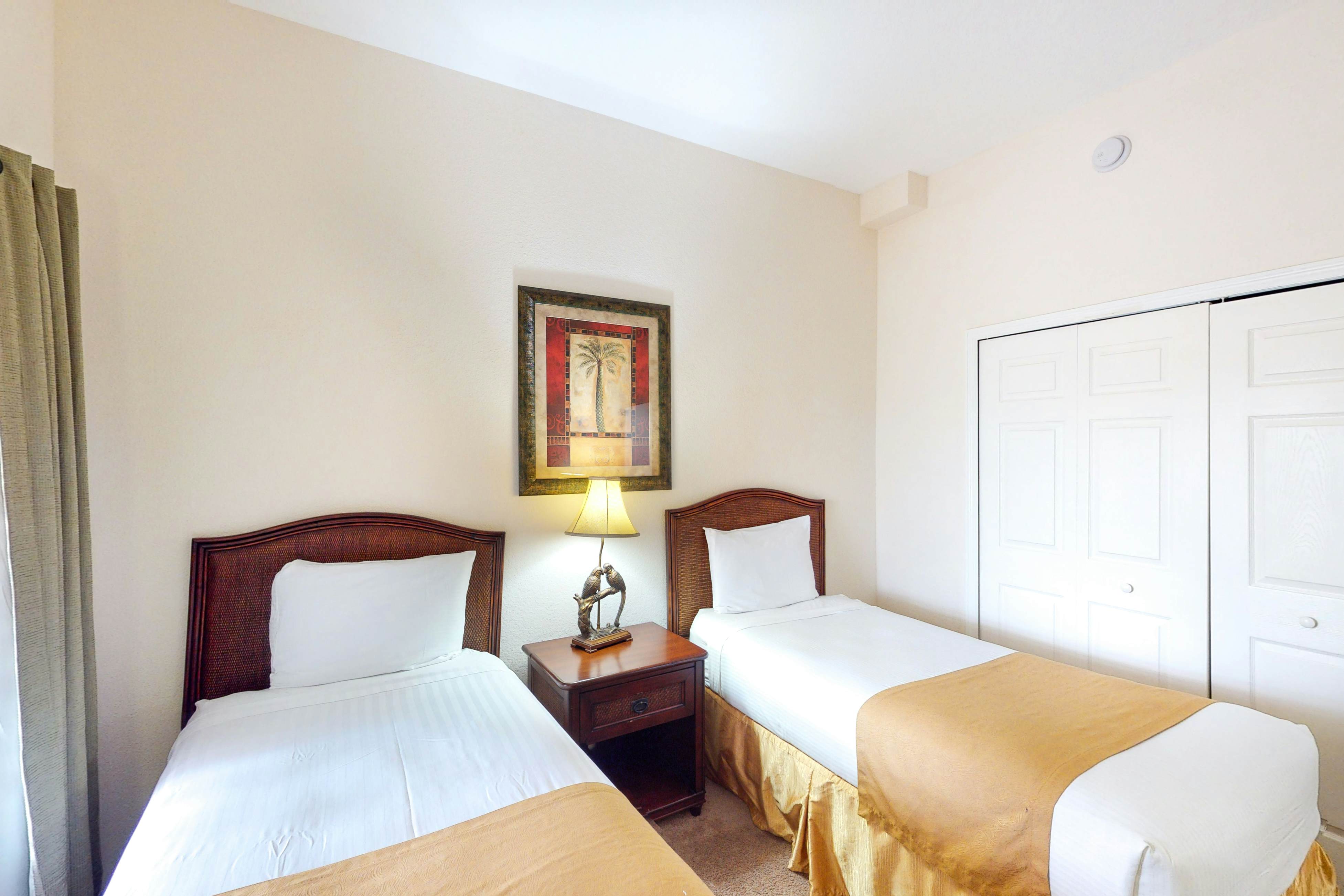 3rd floor condo w/ gym, balcony, shared pools, hot tub, sauna, near theme parks