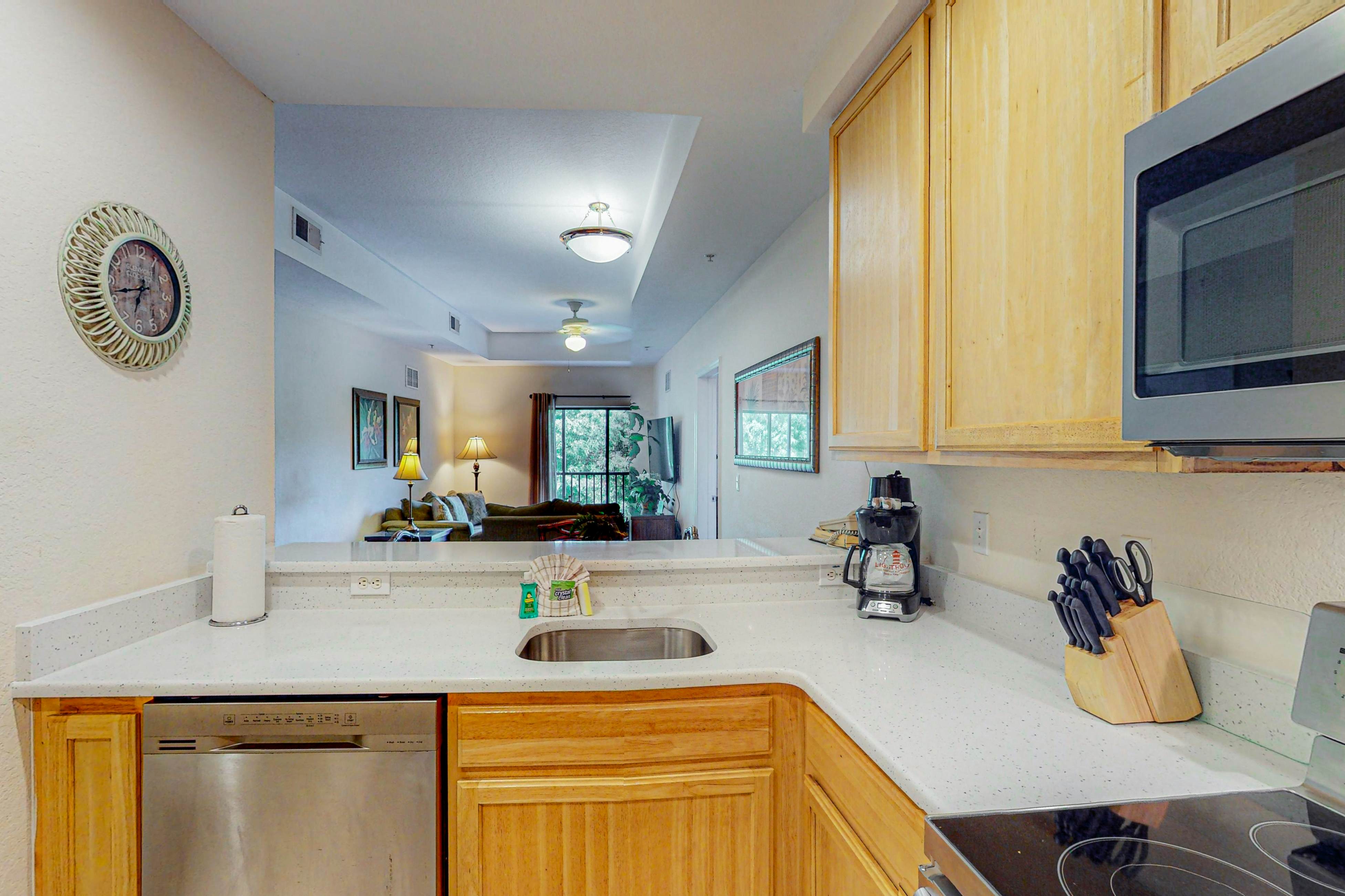 Water view condo with fabulous resort amenities and four TVs - close to Disney 