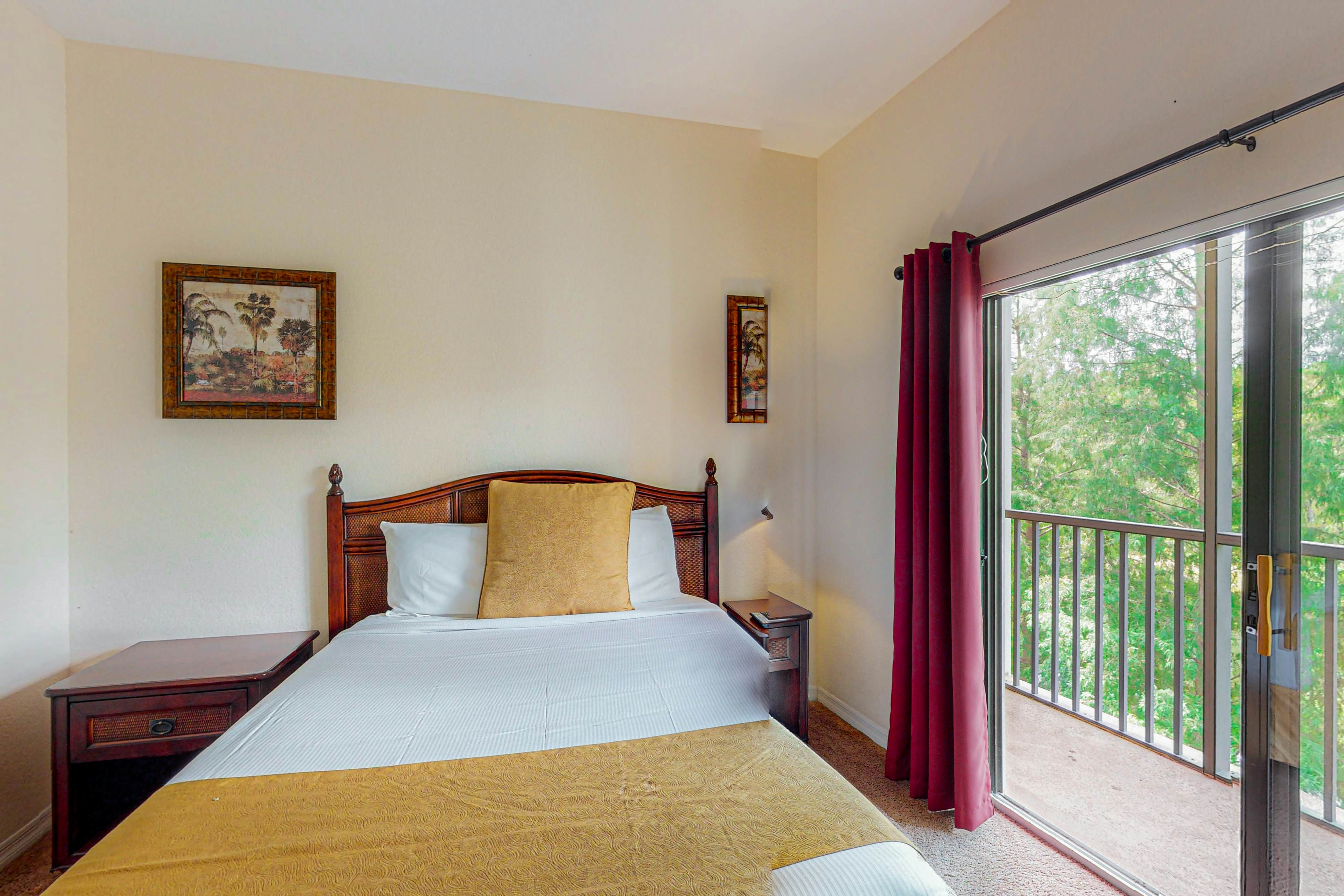 Water view condo with fabulous resort amenities and four TVs - close to Disney 