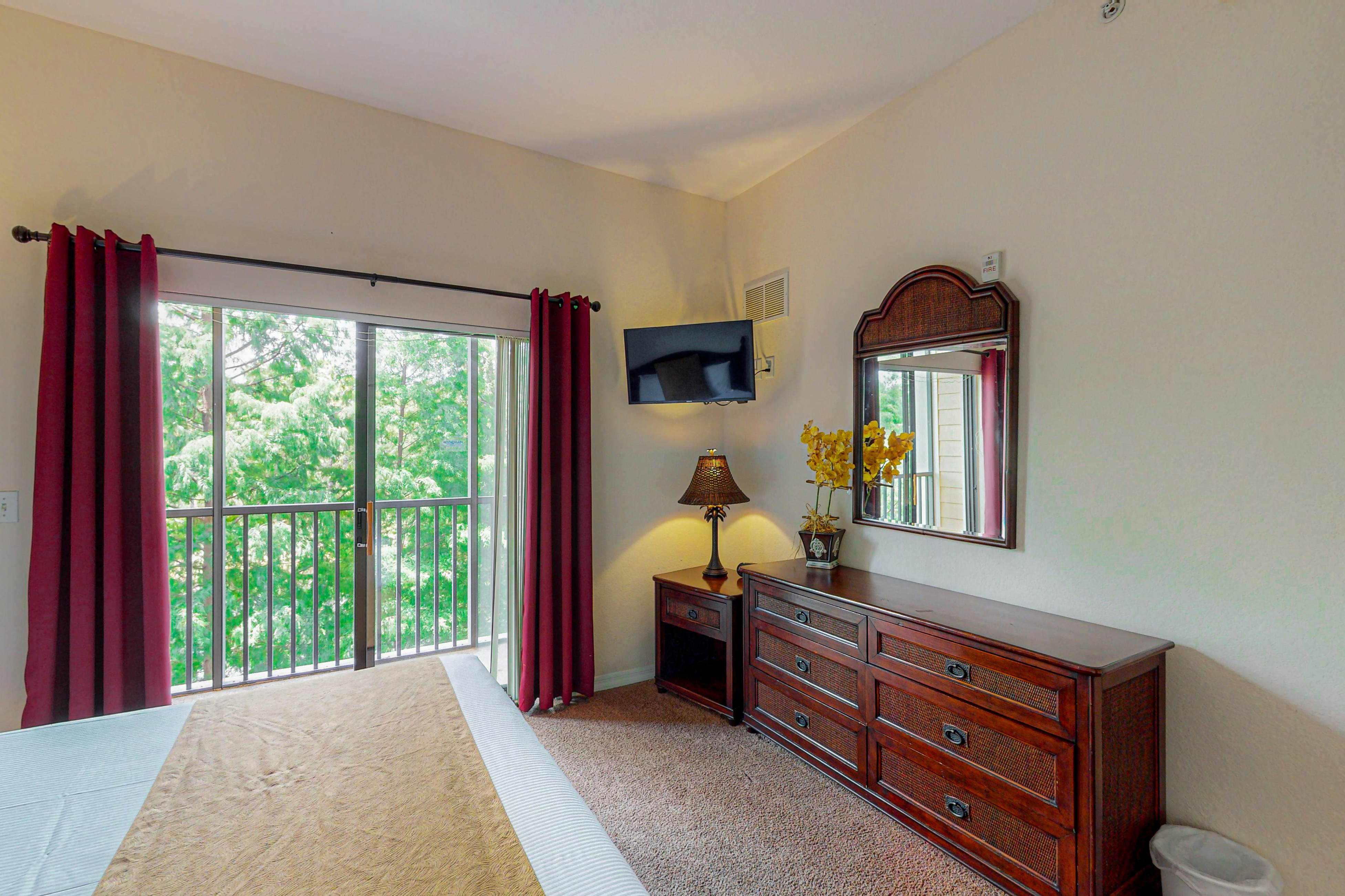 Water view condo with fabulous resort amenities and four TVs - close to Disney 