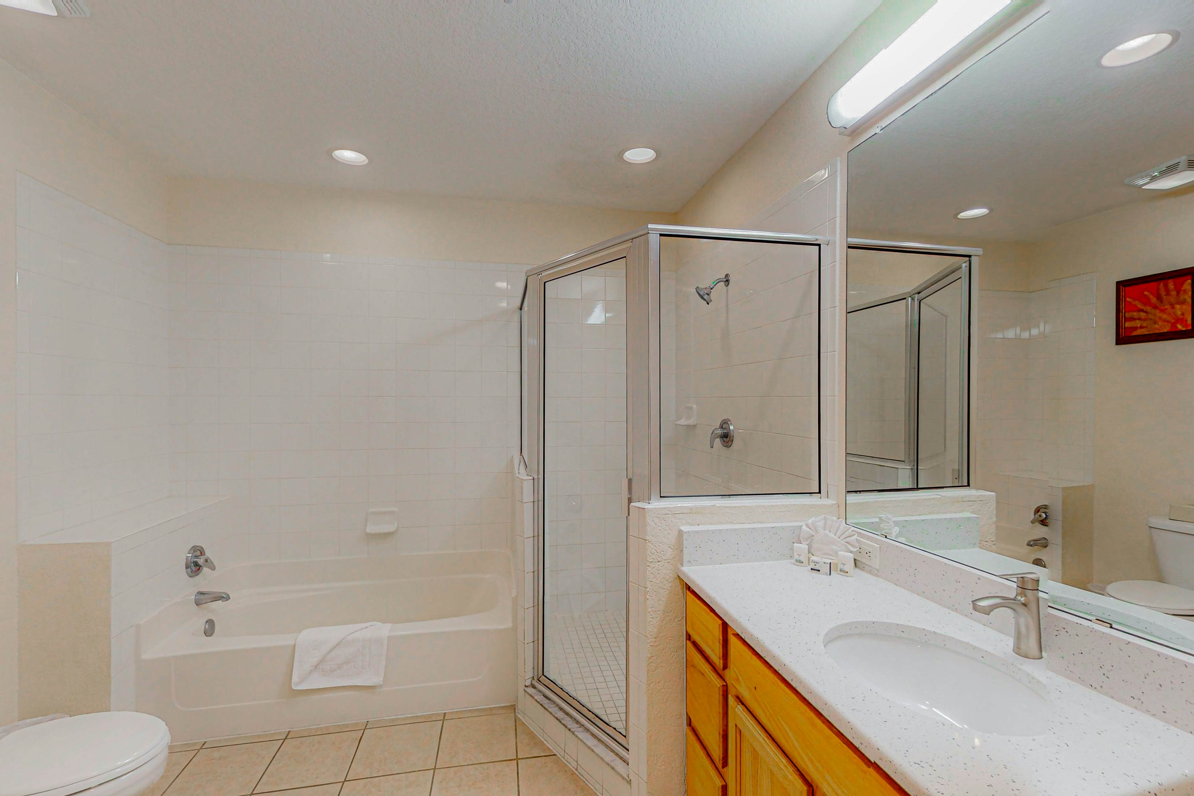 Water view condo with fabulous resort amenities and four TVs - close to Disney 