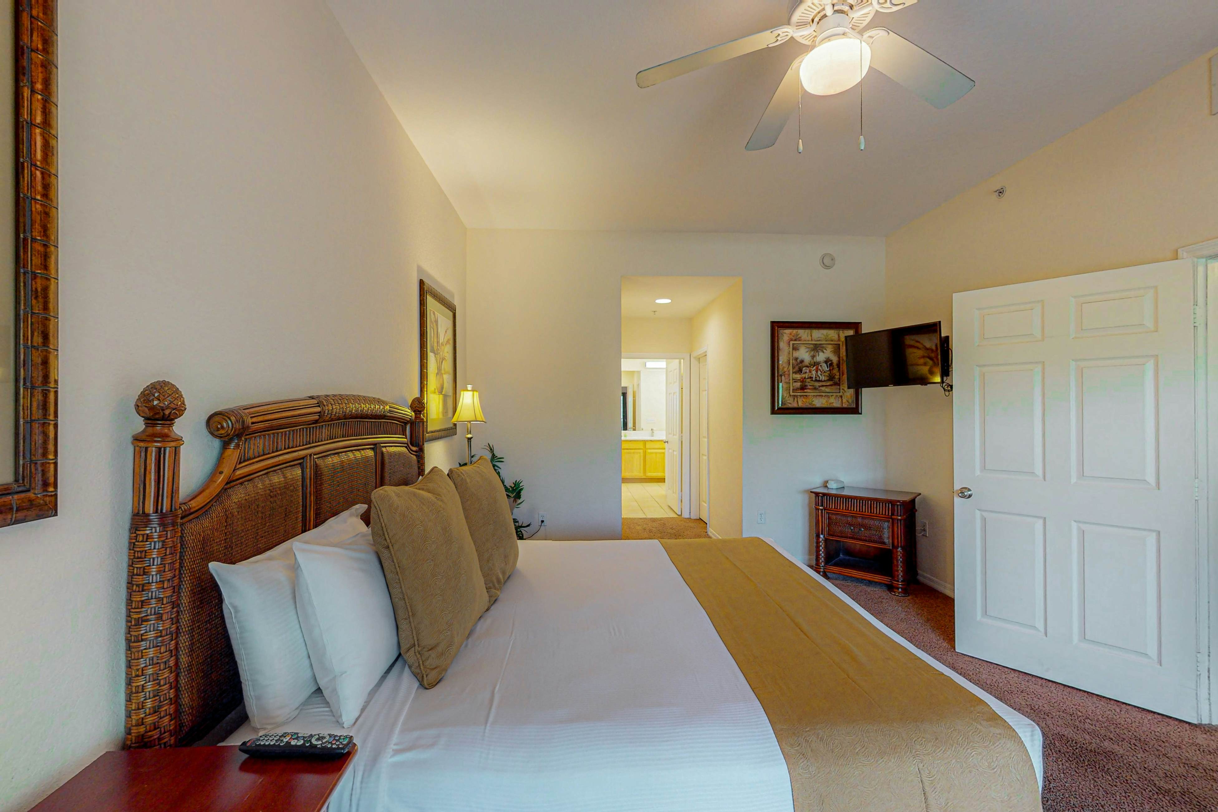 Water view condo with fabulous resort amenities and four TVs - close to Disney 