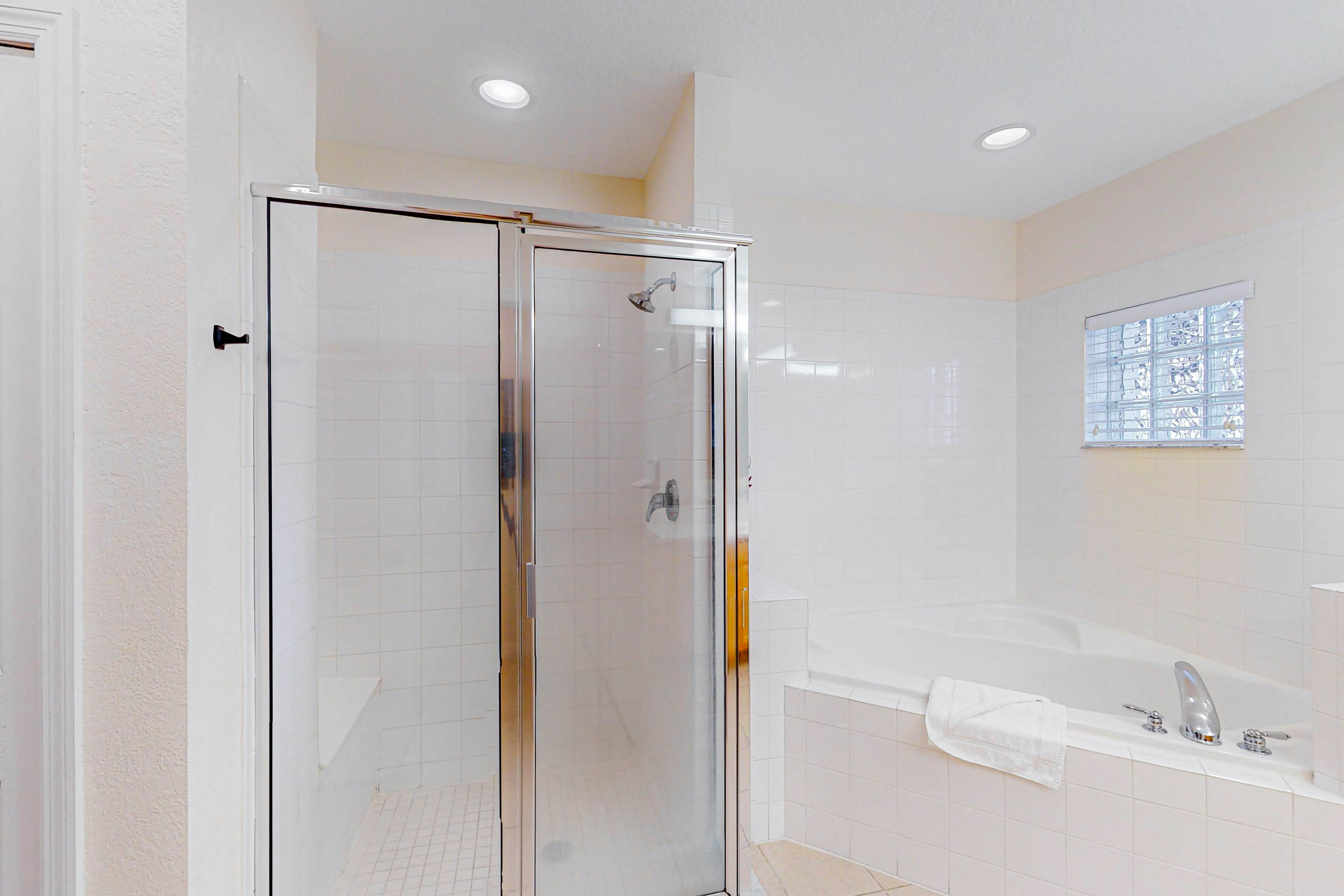 Water view condo with fabulous resort amenities and four TVs - close to Disney 