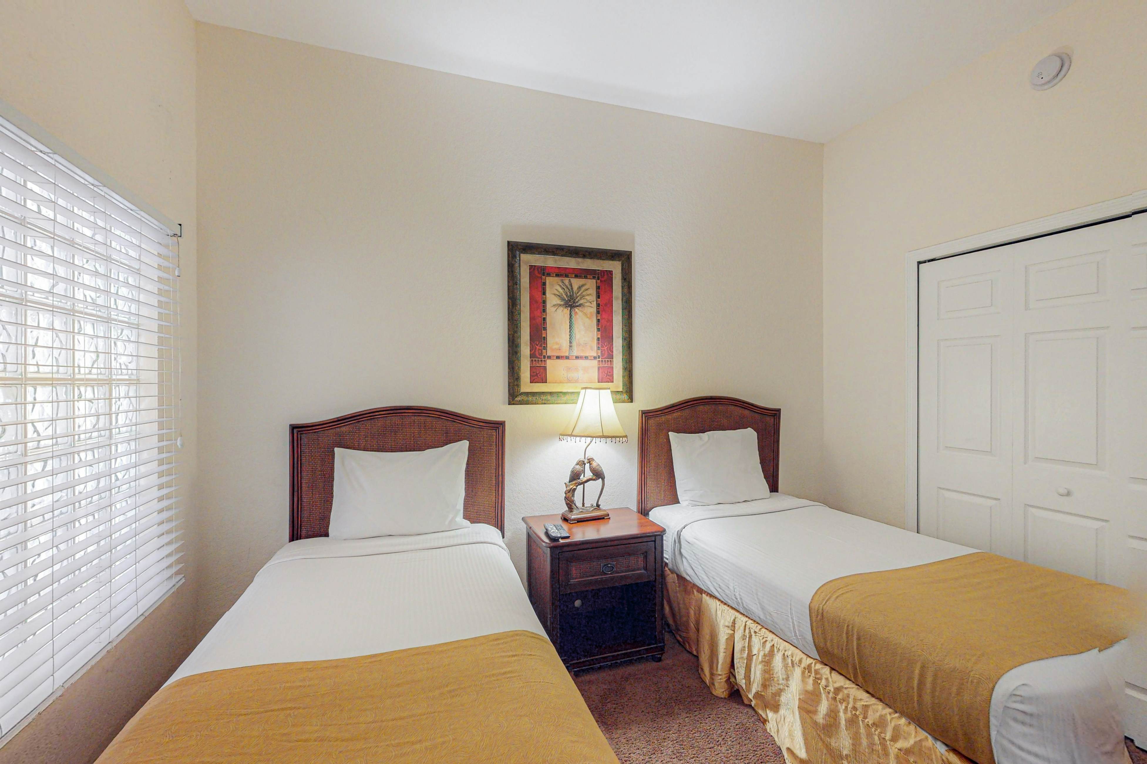 Water view condo with fabulous resort amenities and four TVs - close to Disney 