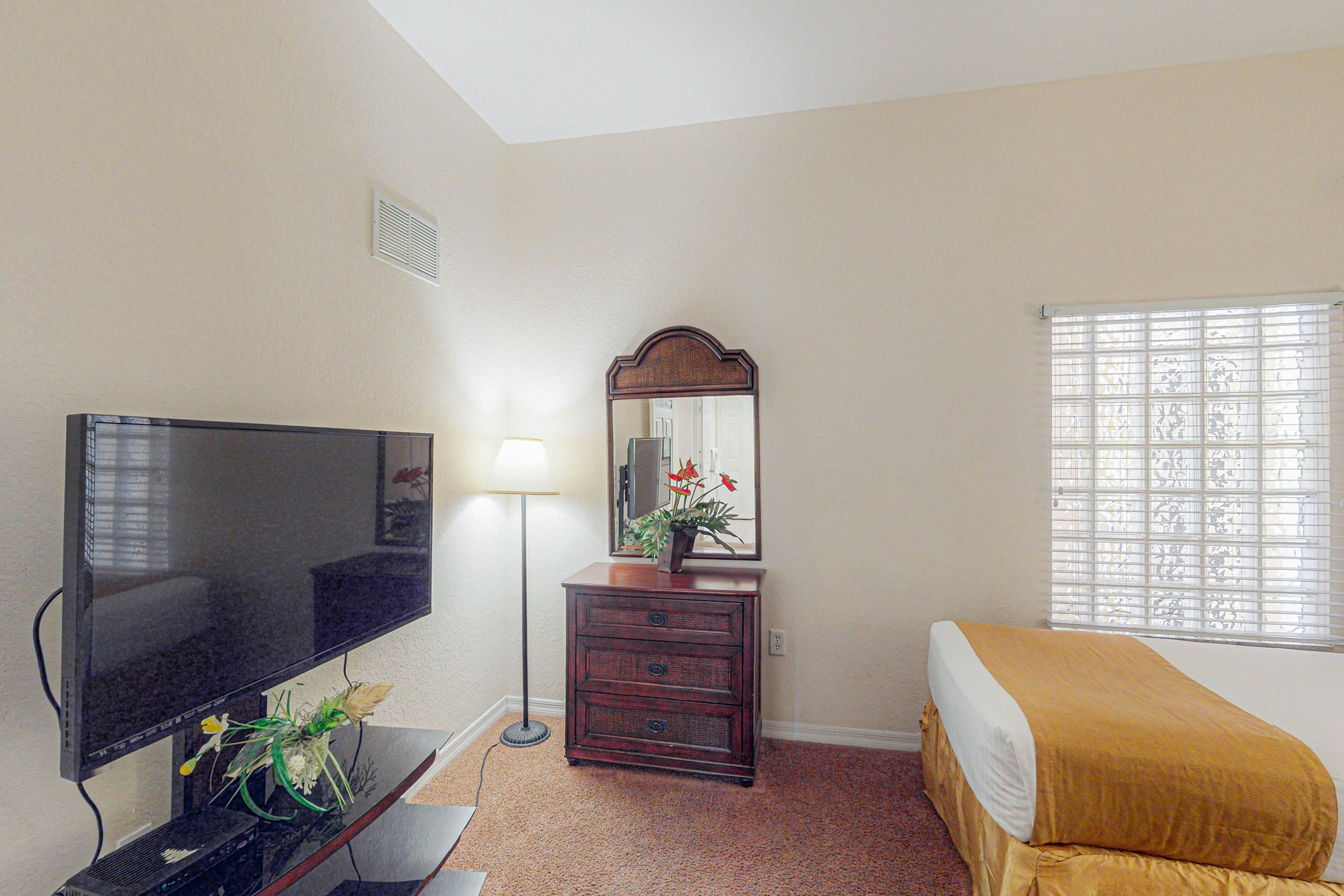 Water view condo with fabulous resort amenities and four TVs - close to Disney 