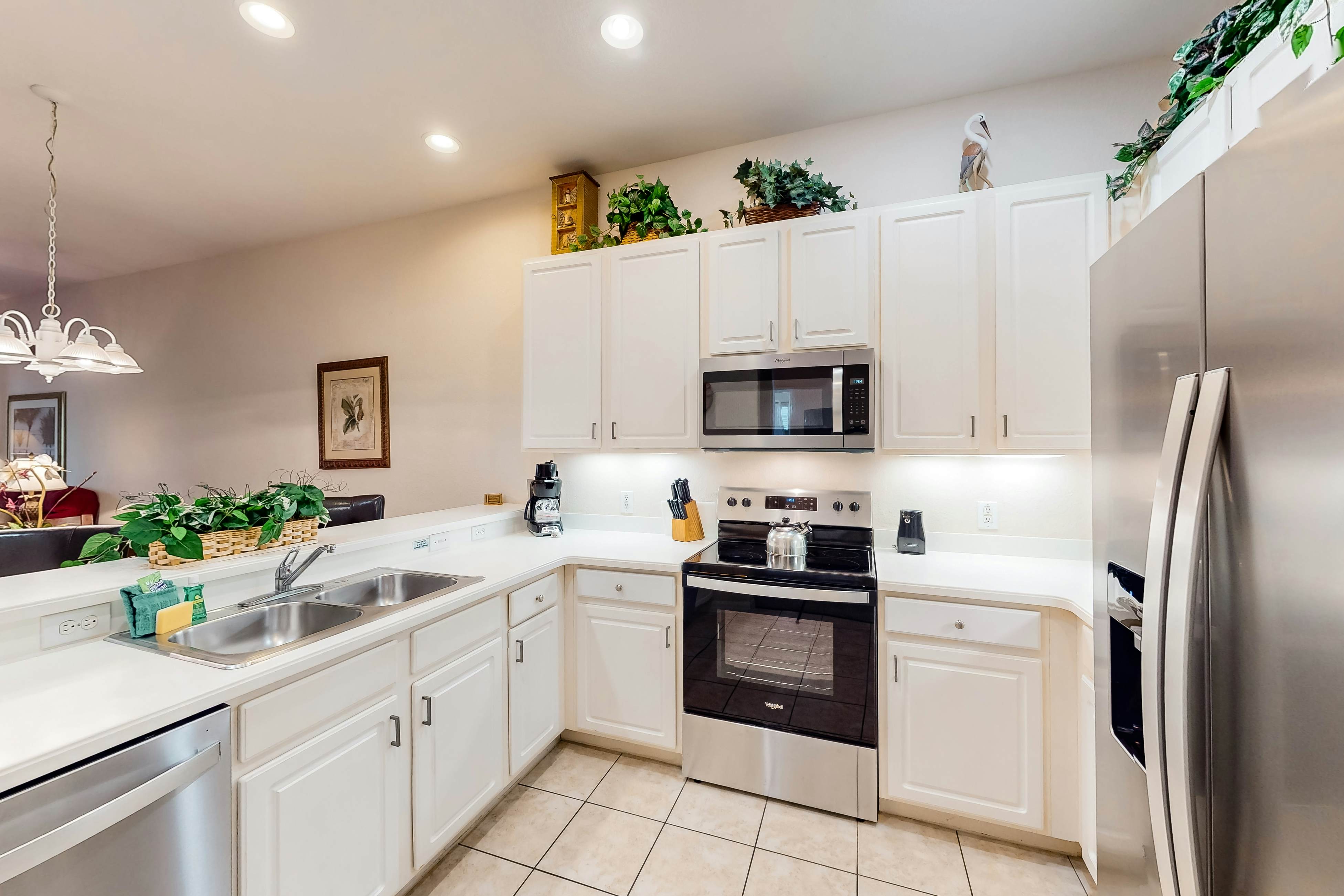 2nd floor condo near theme parks, restaurant, basketball court, balcony, gym