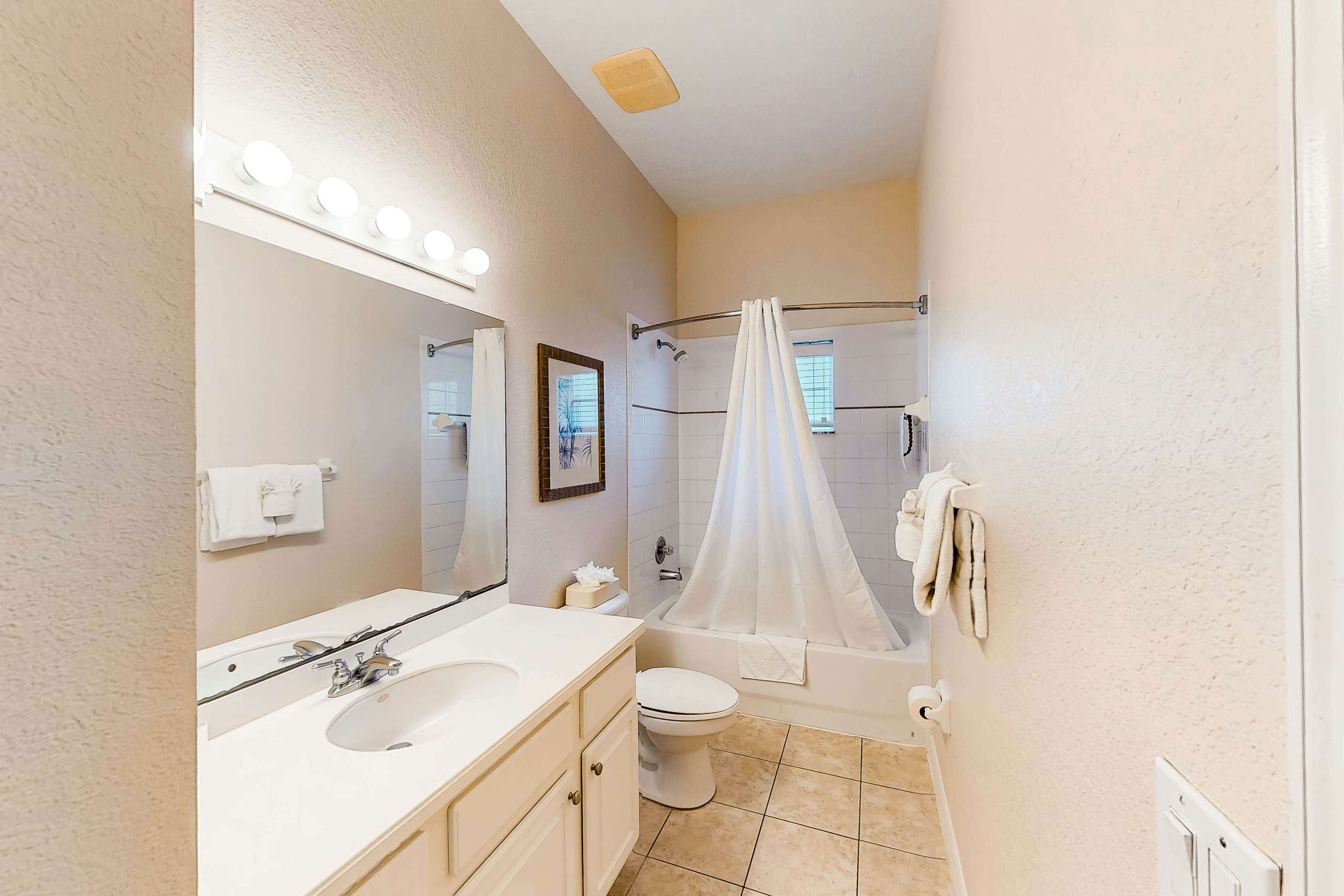 2nd floor condo near theme parks, restaurant, basketball court, balcony, gym