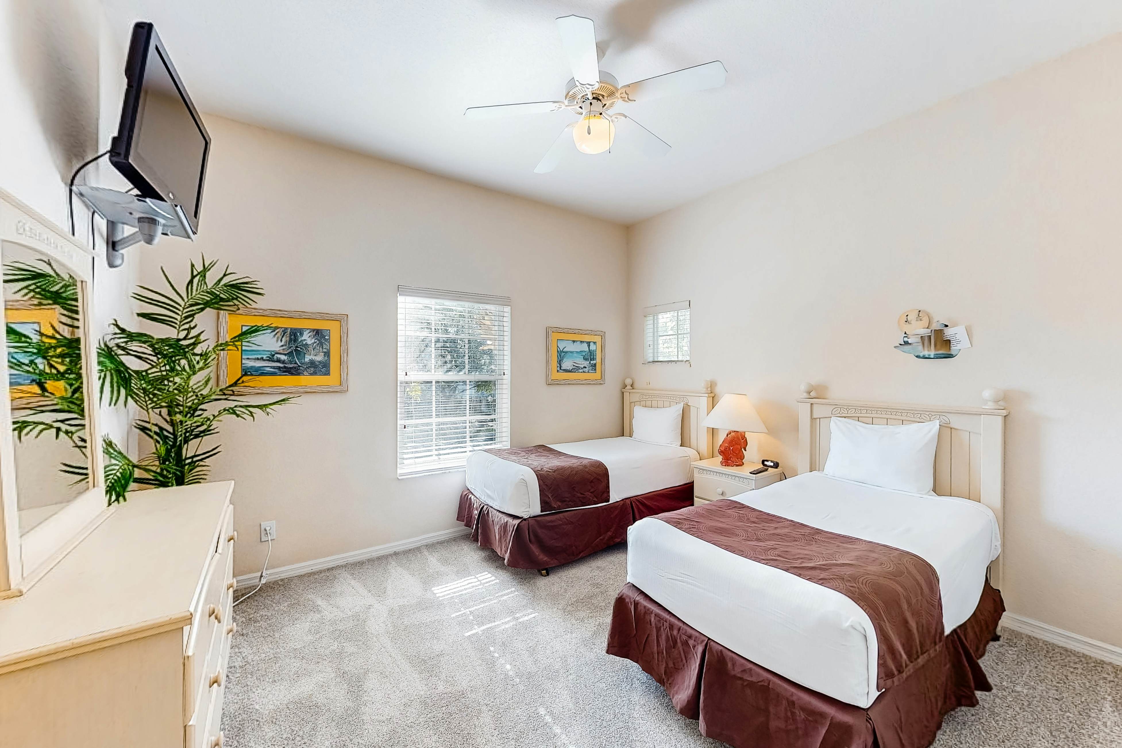 2nd floor condo near theme parks, restaurant, basketball court, balcony, gym