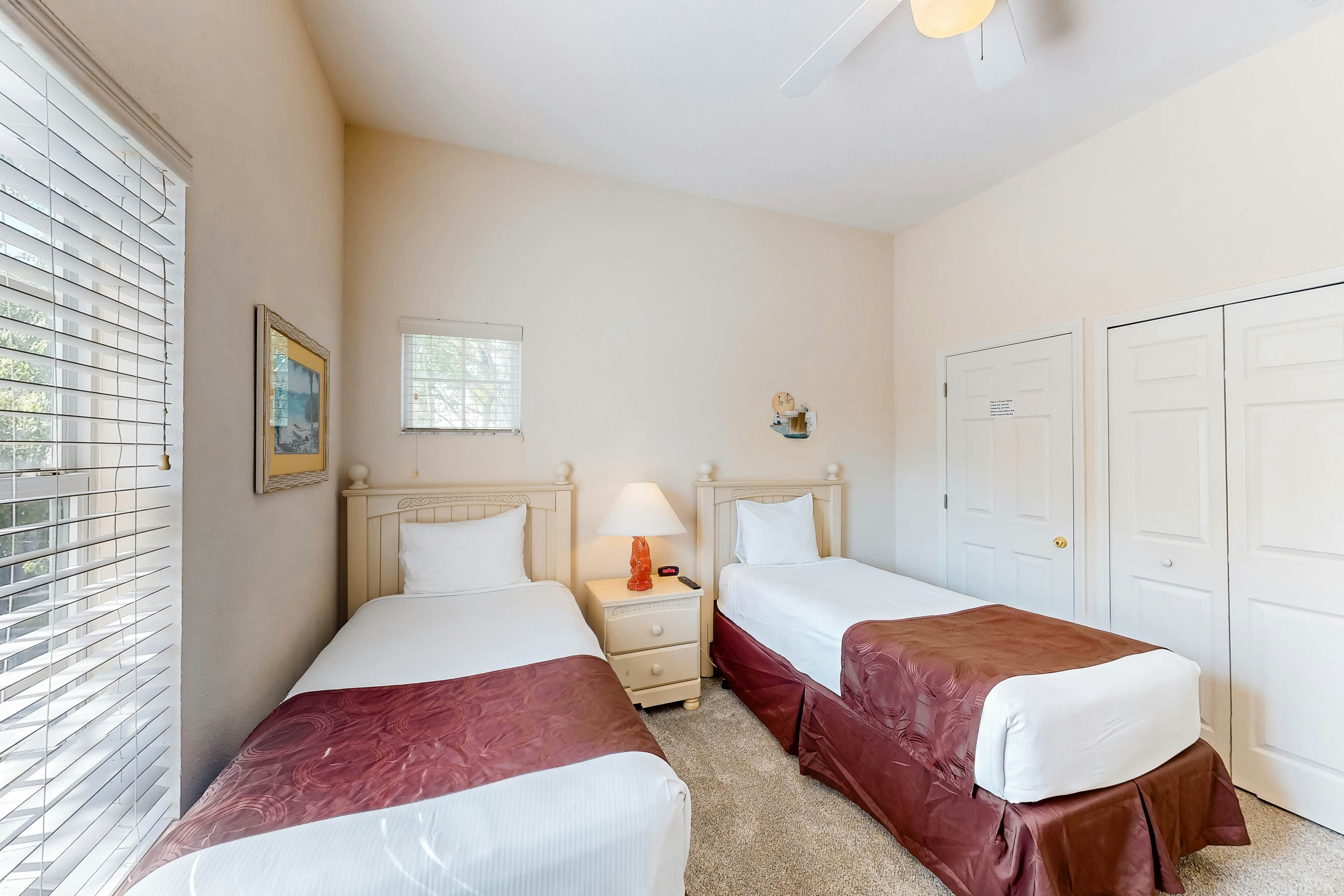 2nd floor condo near theme parks, restaurant, basketball court, balcony, gym