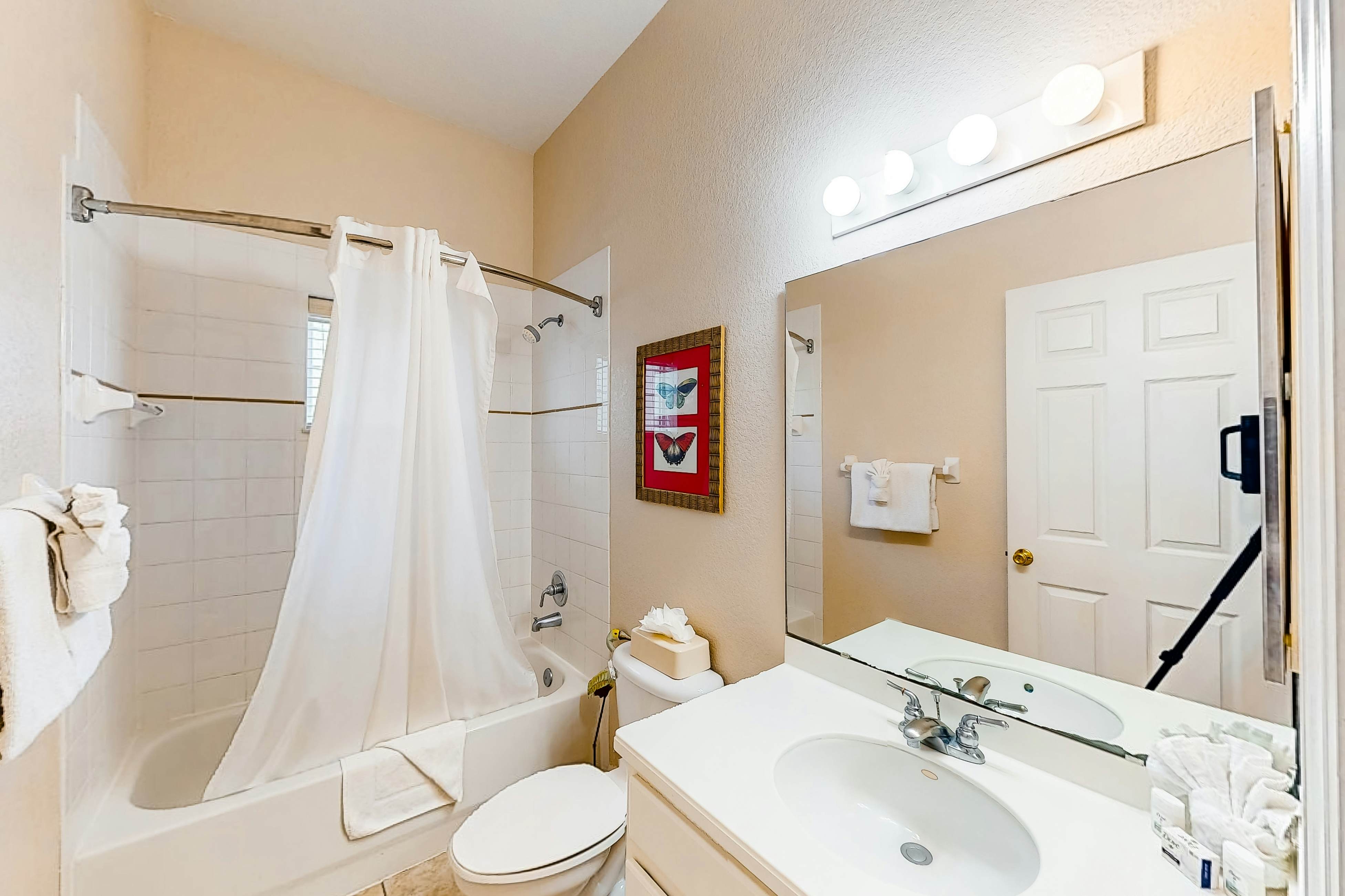 2nd floor condo near theme parks, restaurant, basketball court, balcony, gym