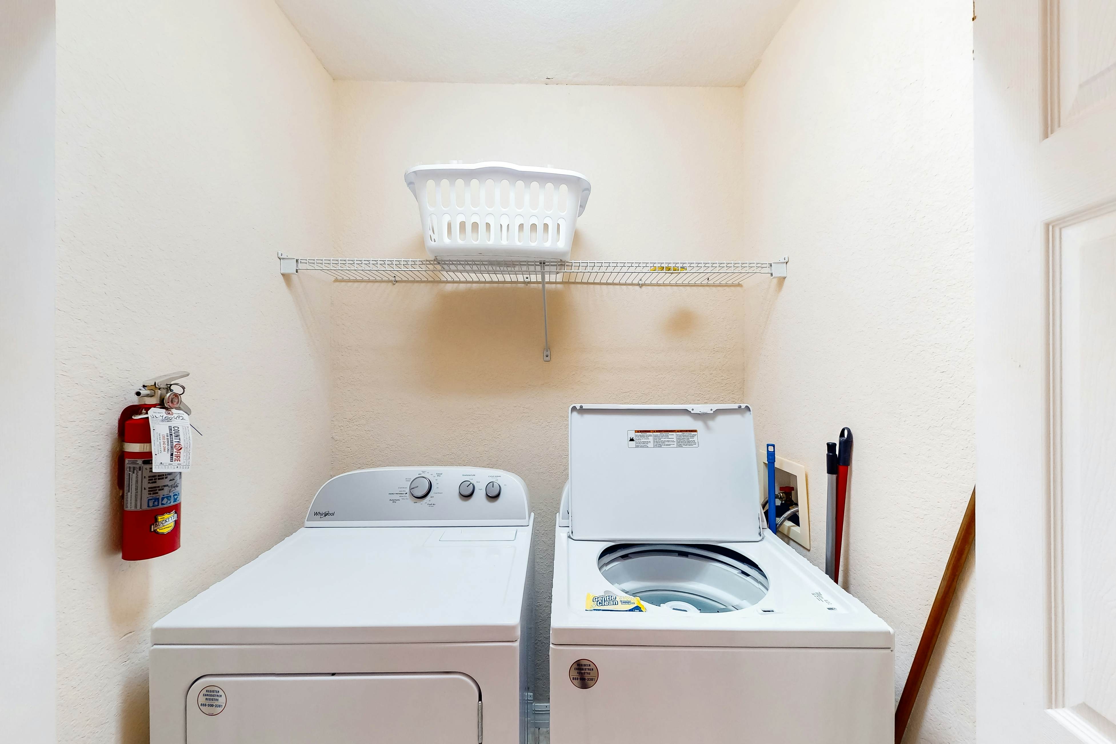 2nd floor condo near theme parks, restaurant, basketball court, balcony, gym