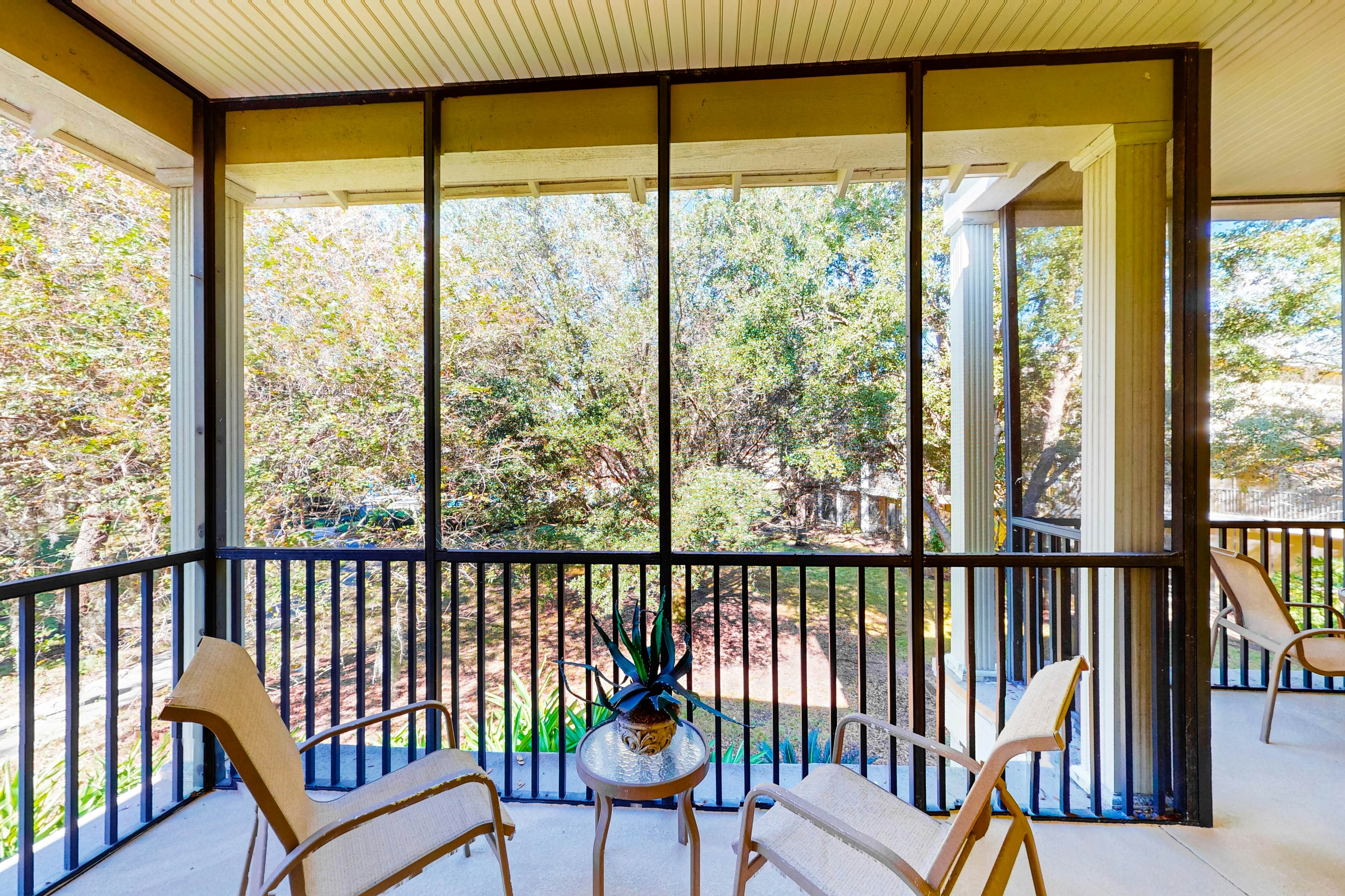 2nd floor condo near theme parks, restaurant, basketball court, balcony, gym