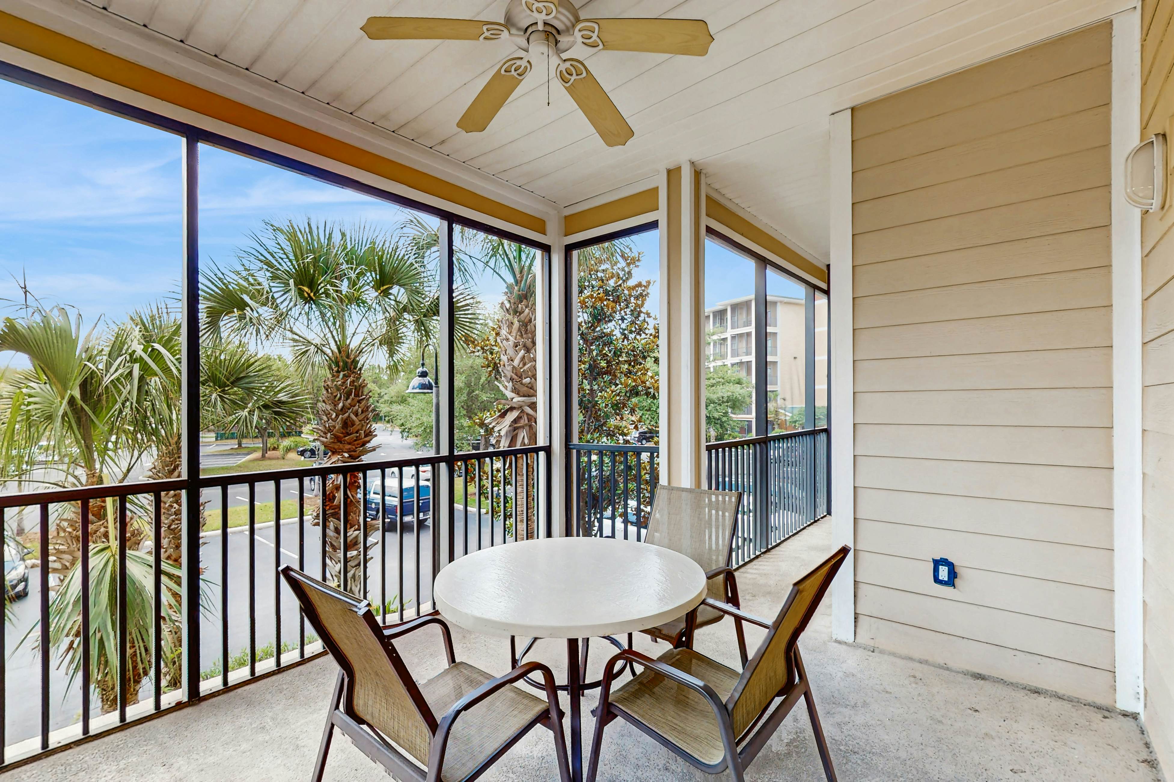 3rd floor condo w/ balcony, gym, shared pools, sauna, hot tub, near theme parks