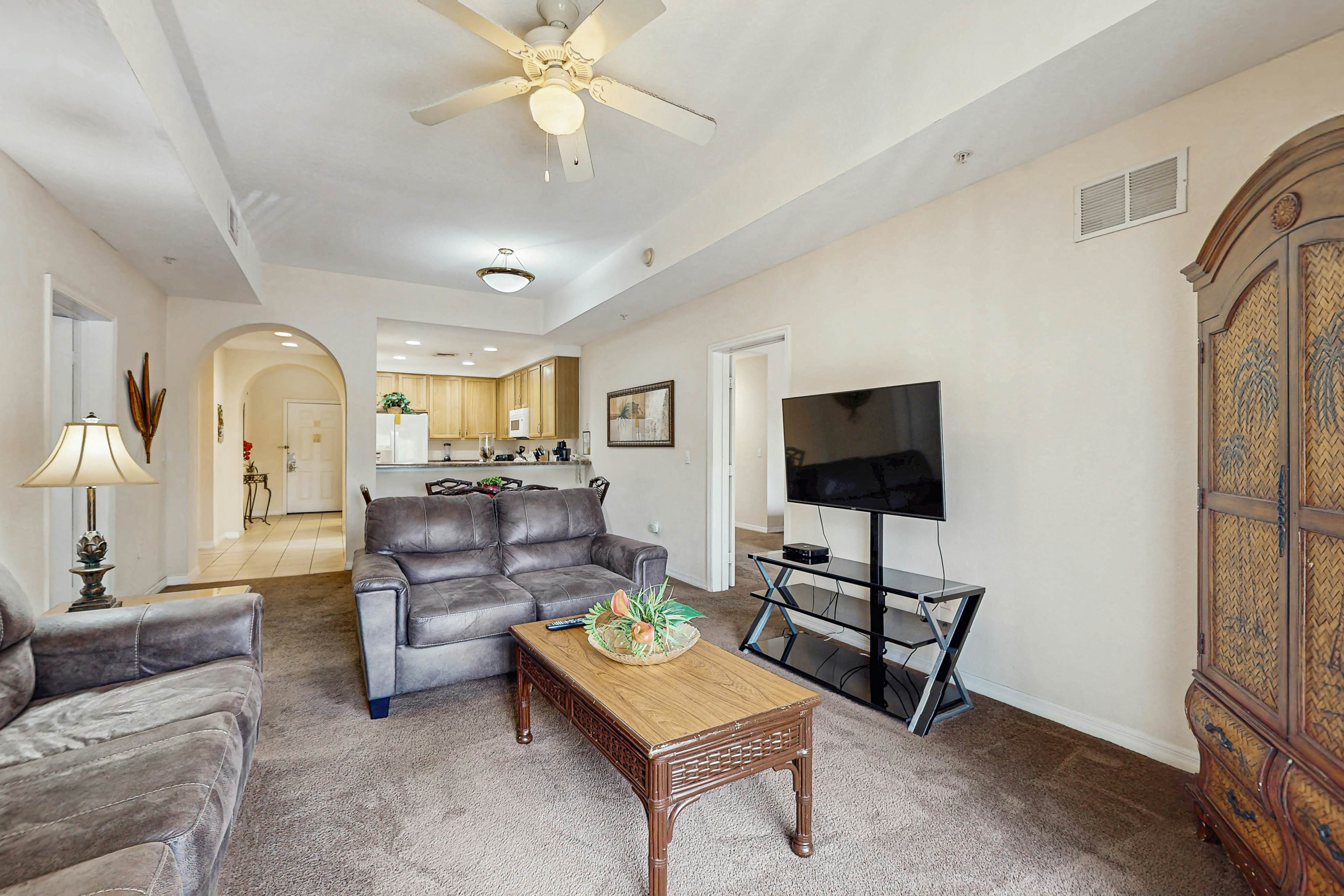 3rd floor condo w/ balcony, gym, shared pools, sauna, hot tub, near theme parks