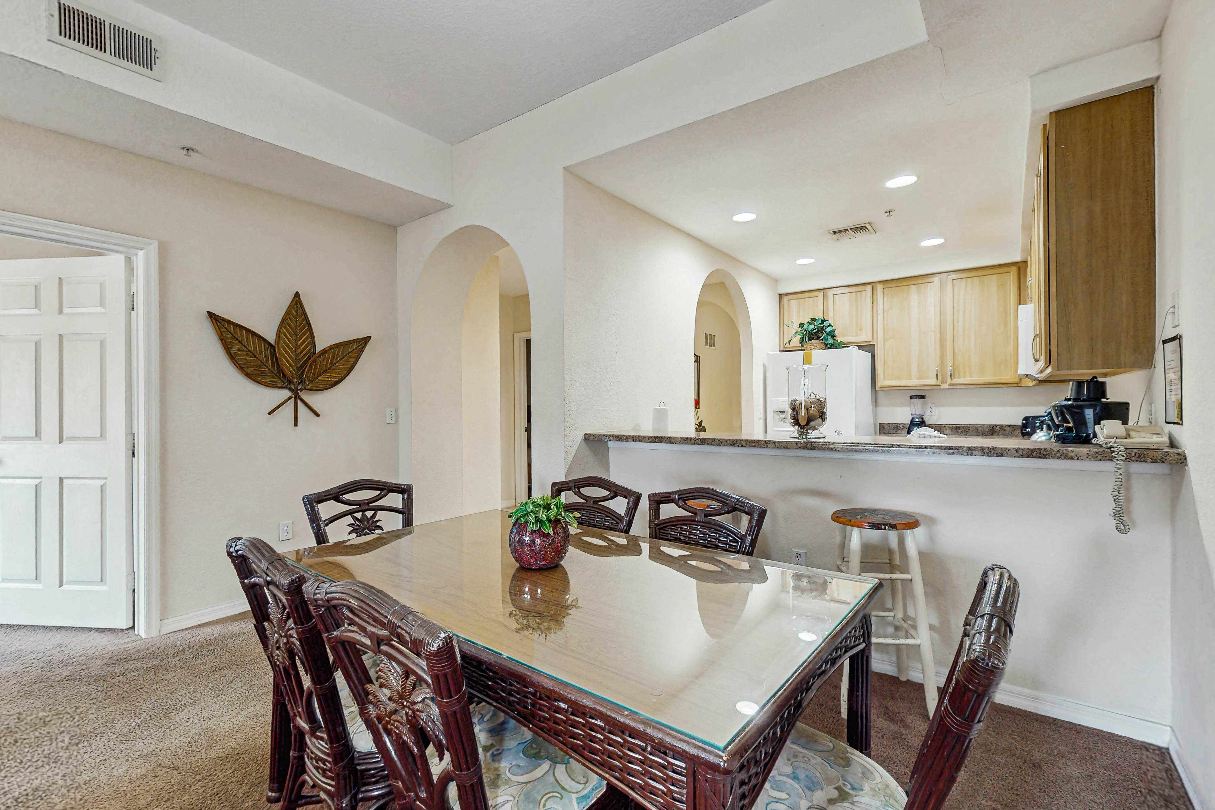 3rd floor condo w/ balcony, gym, shared pools, sauna, hot tub, near theme parks