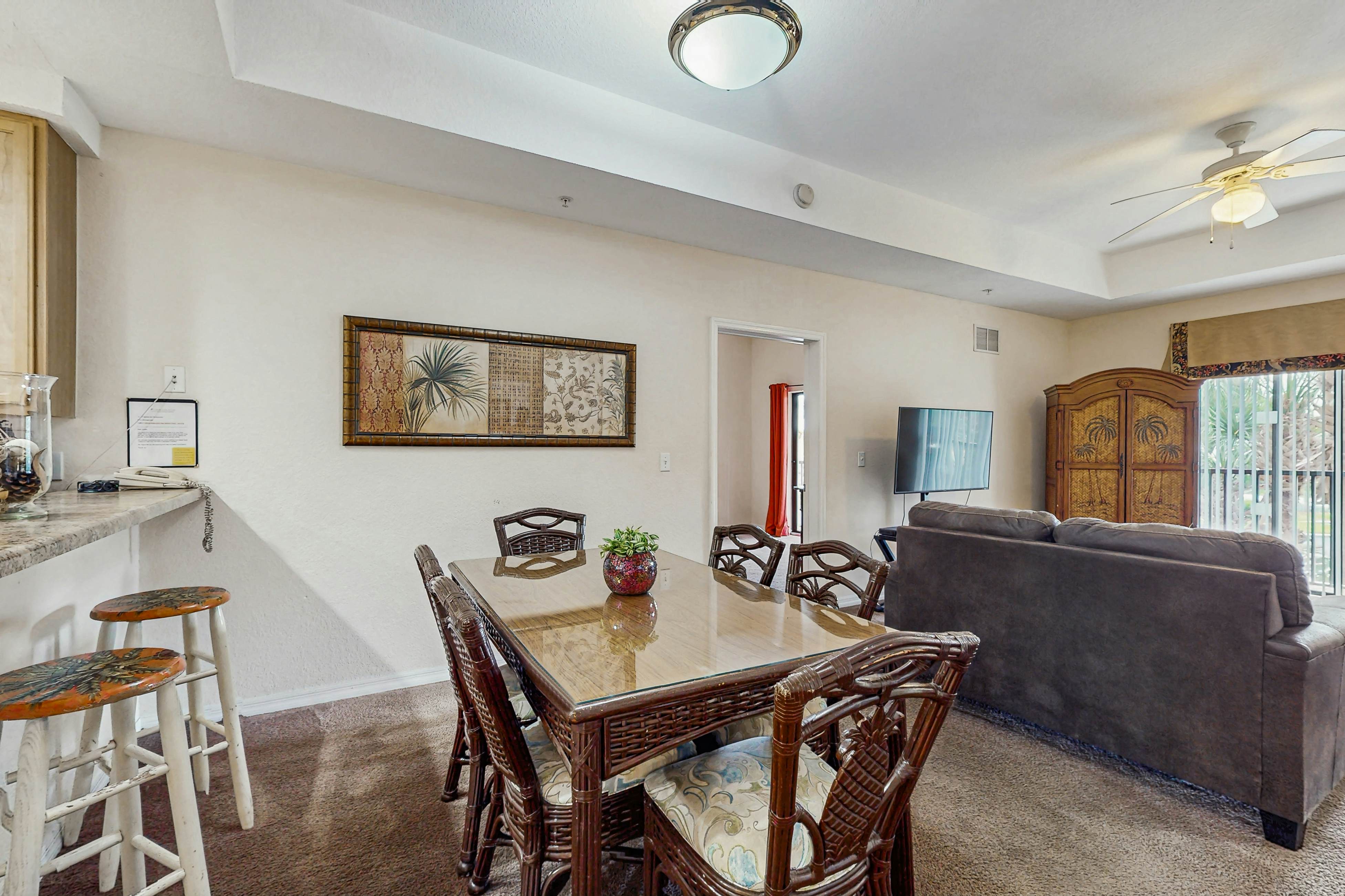 3rd floor condo w/ balcony, gym, shared pools, sauna, hot tub, near theme parks