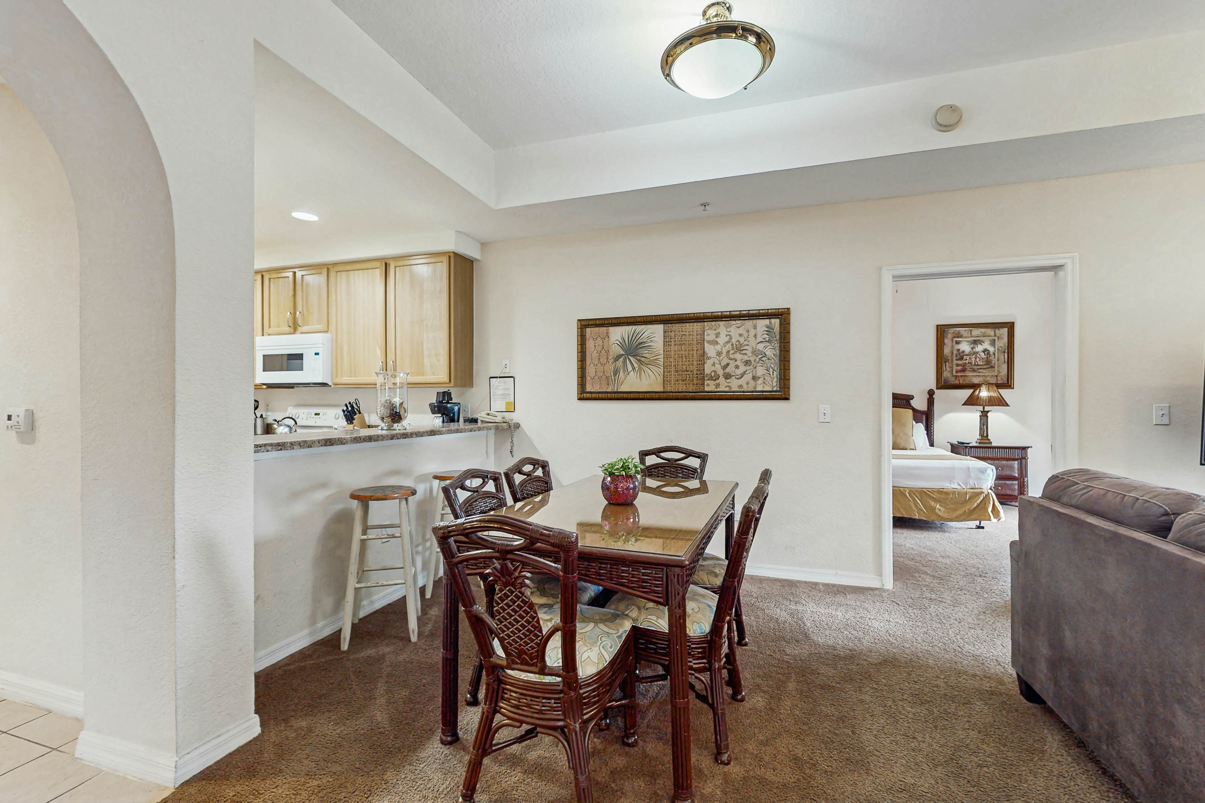 3rd floor condo w/ balcony, gym, shared pools, sauna, hot tub, near theme parks