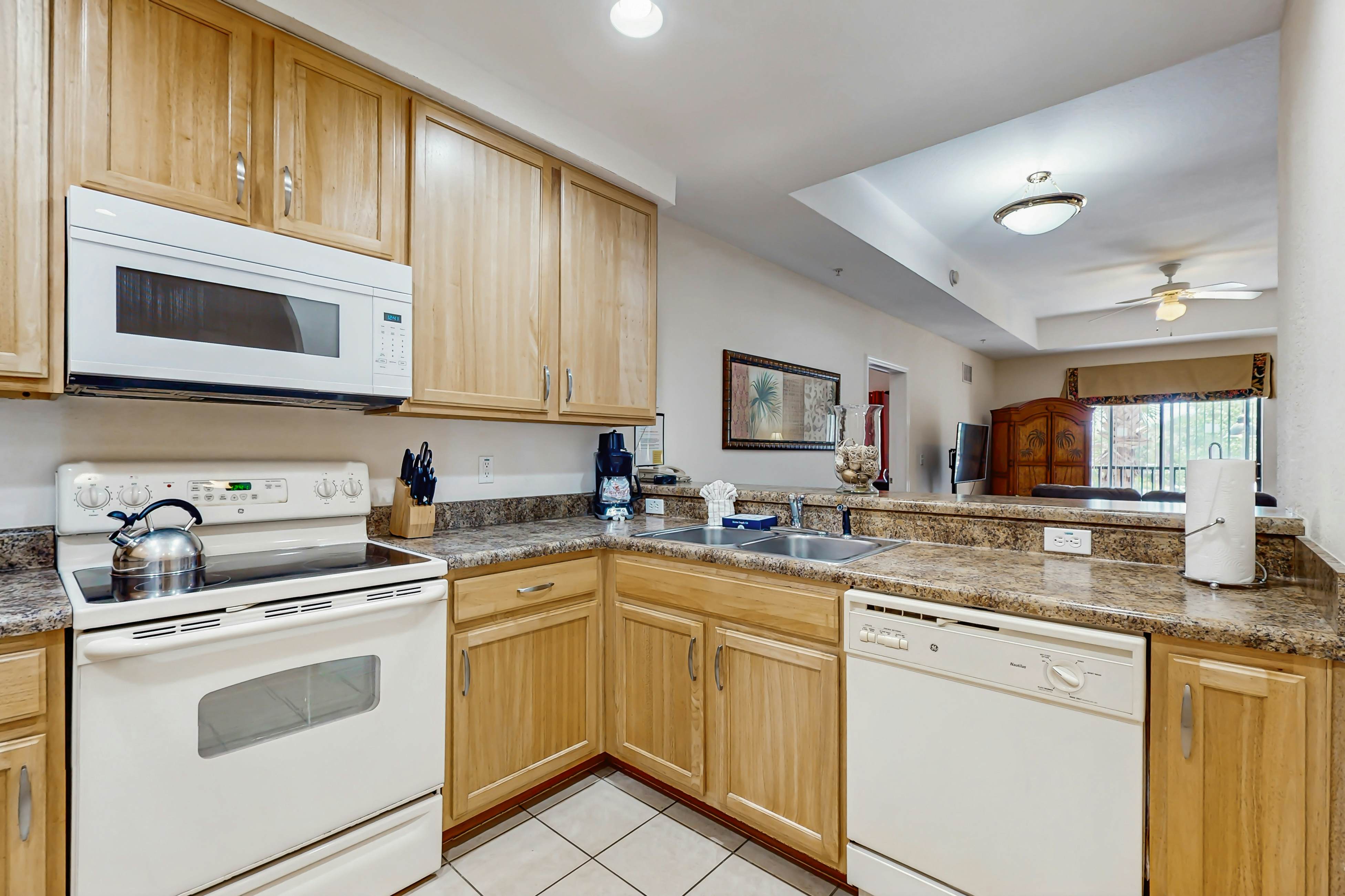 3rd floor condo w/ balcony, gym, shared pools, sauna, hot tub, near theme parks