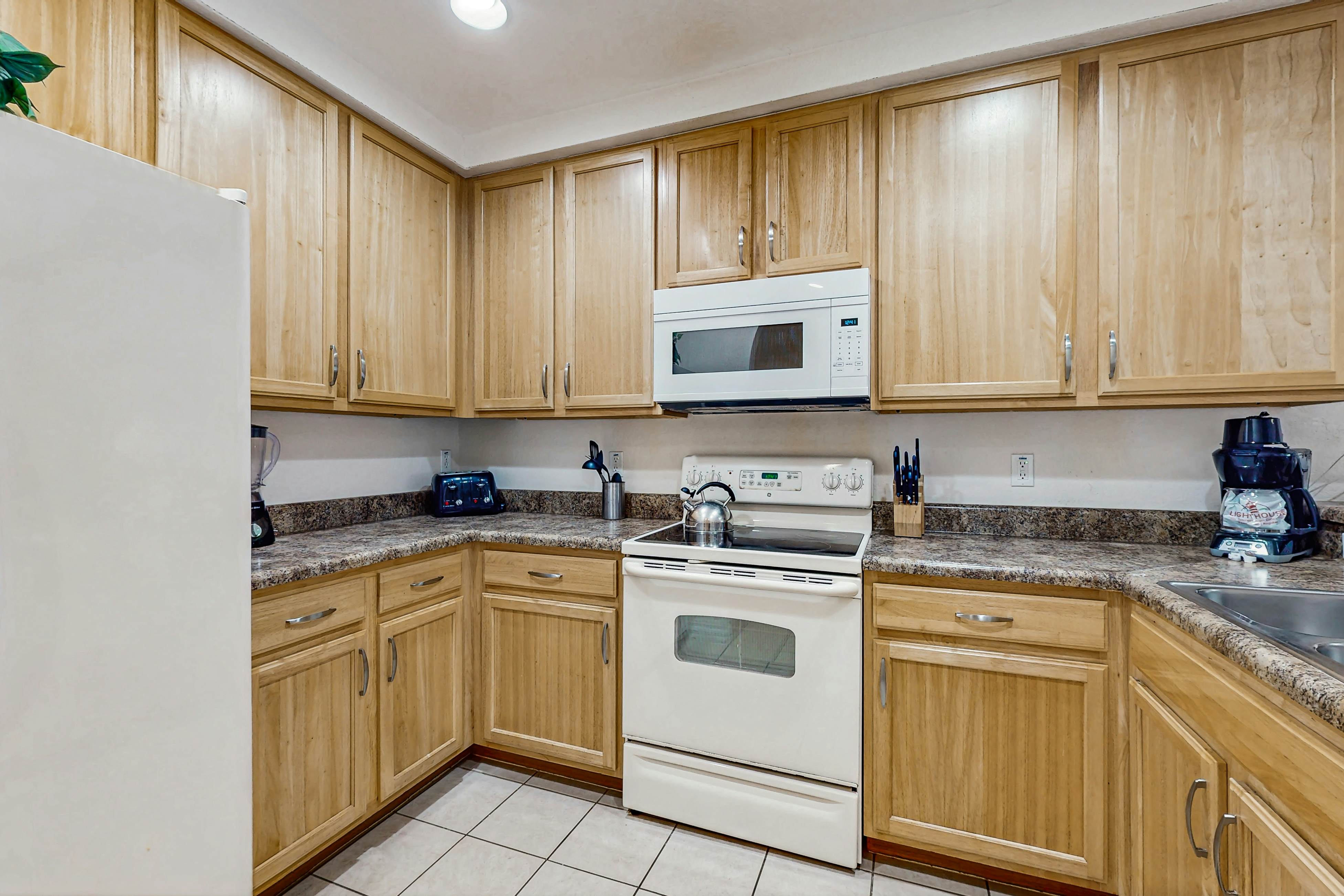 3rd floor condo w/ balcony, gym, shared pools, sauna, hot tub, near theme parks