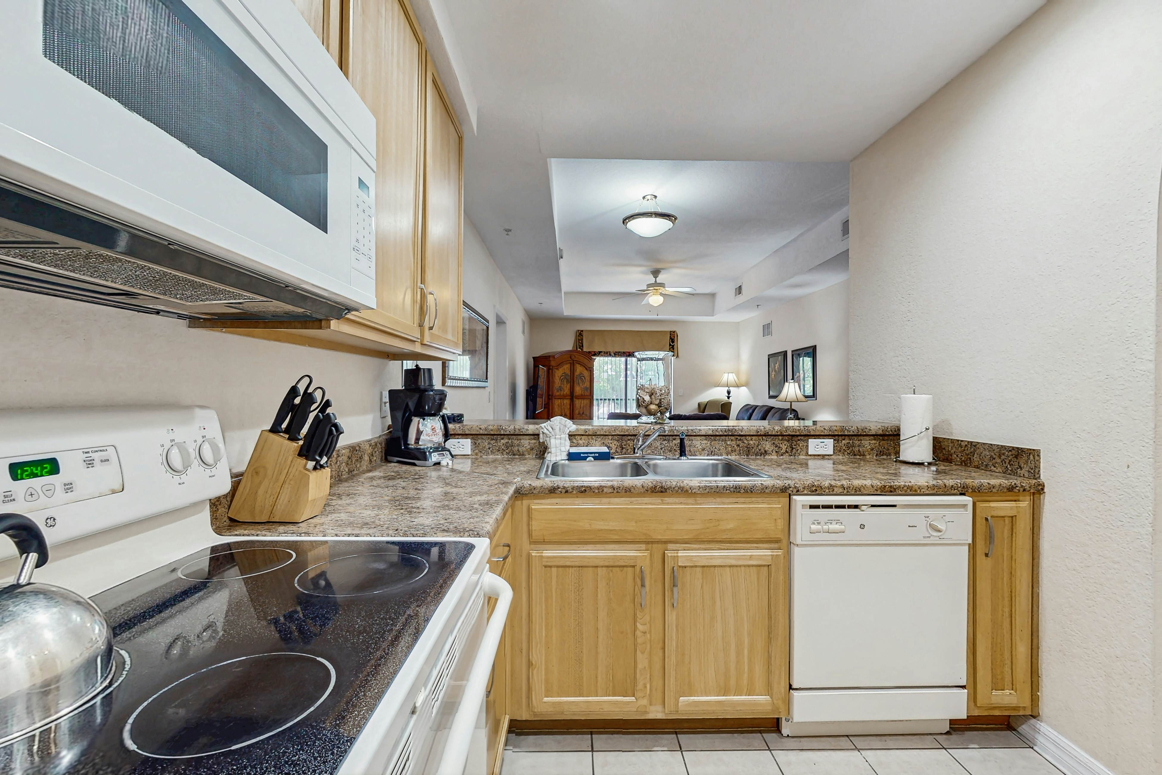 3rd floor condo w/ balcony, gym, shared pools, sauna, hot tub, near theme parks