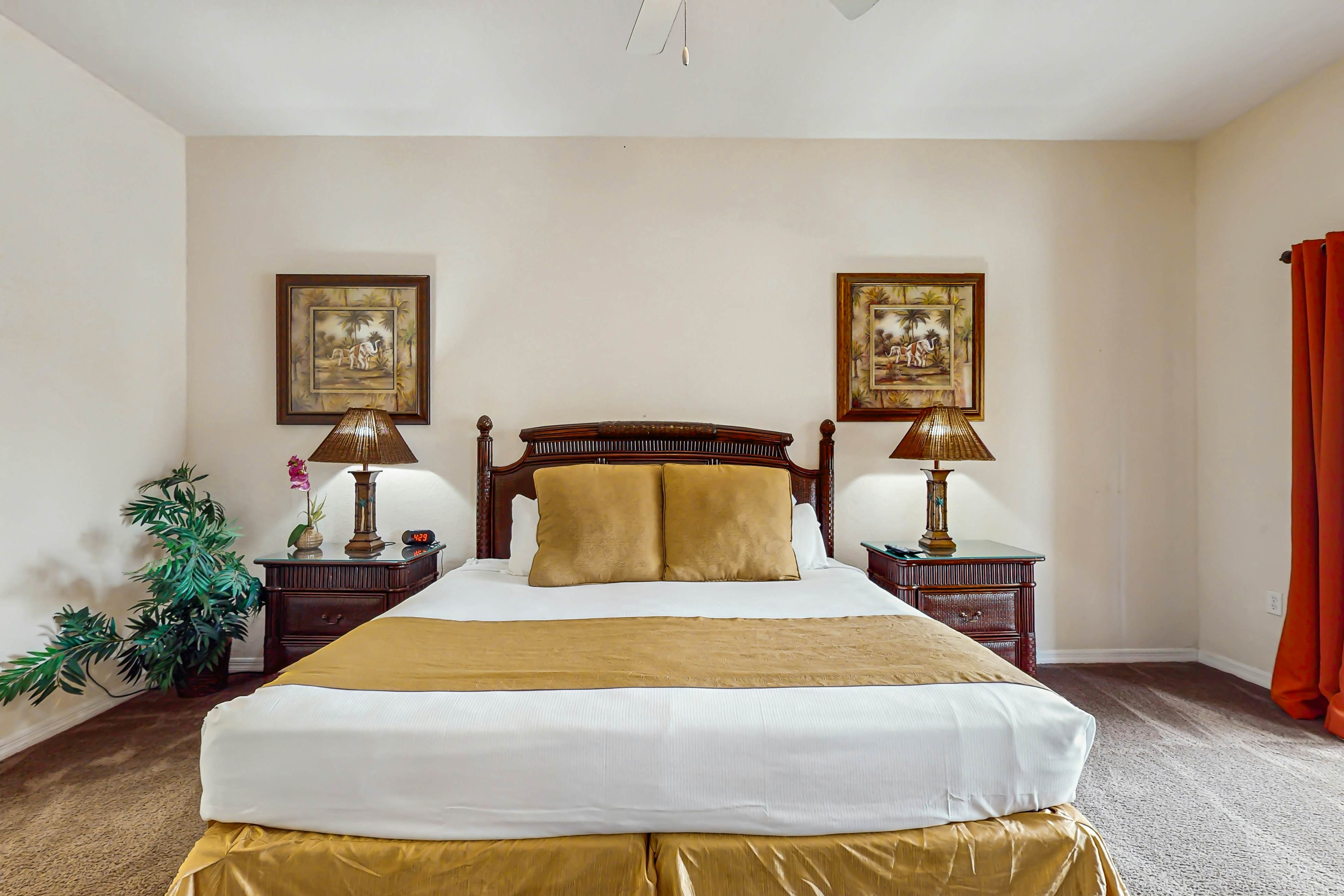 3rd floor condo w/ balcony, gym, shared pools, sauna, hot tub, near theme parks