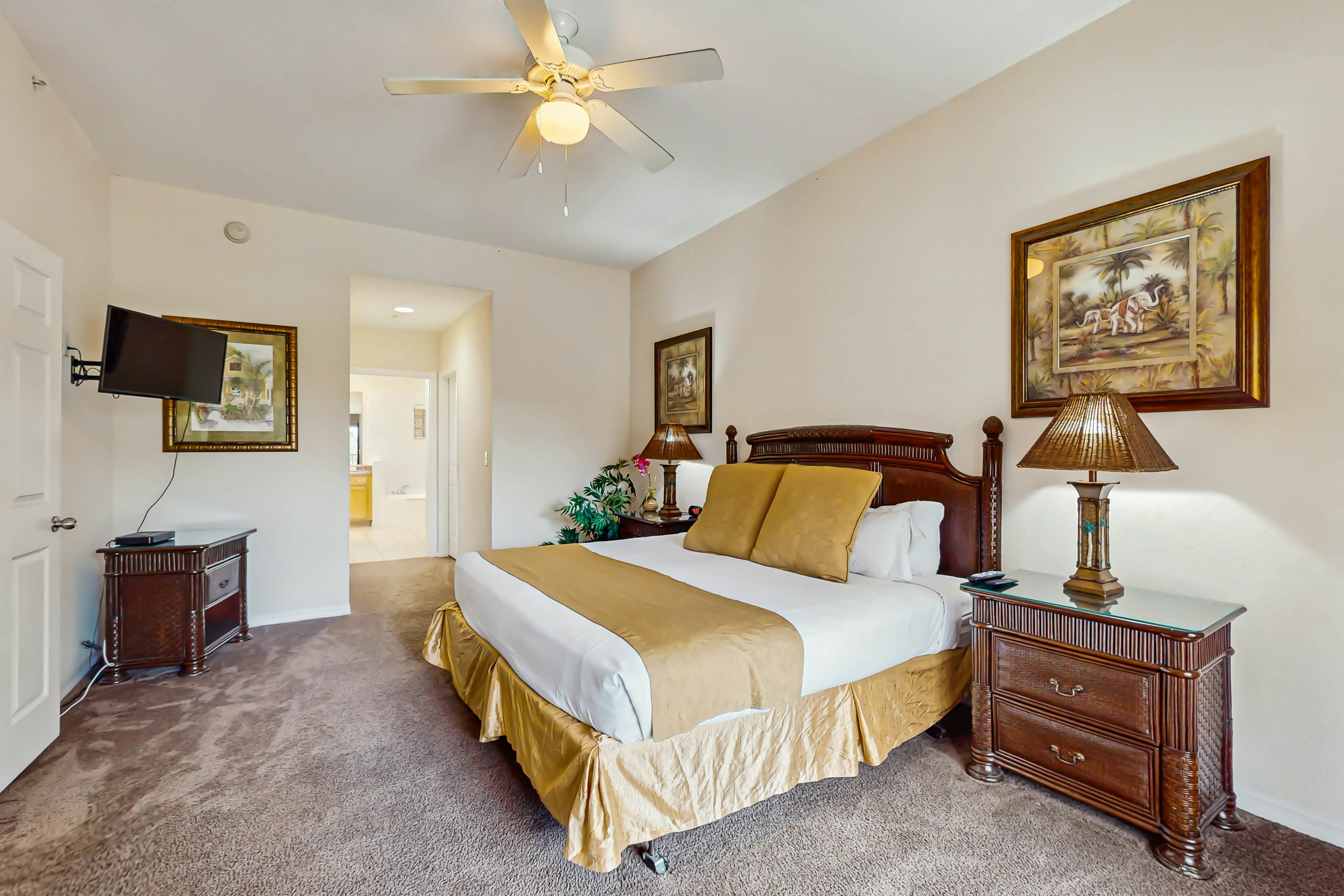 3rd floor condo w/ balcony, gym, shared pools, sauna, hot tub, near theme parks