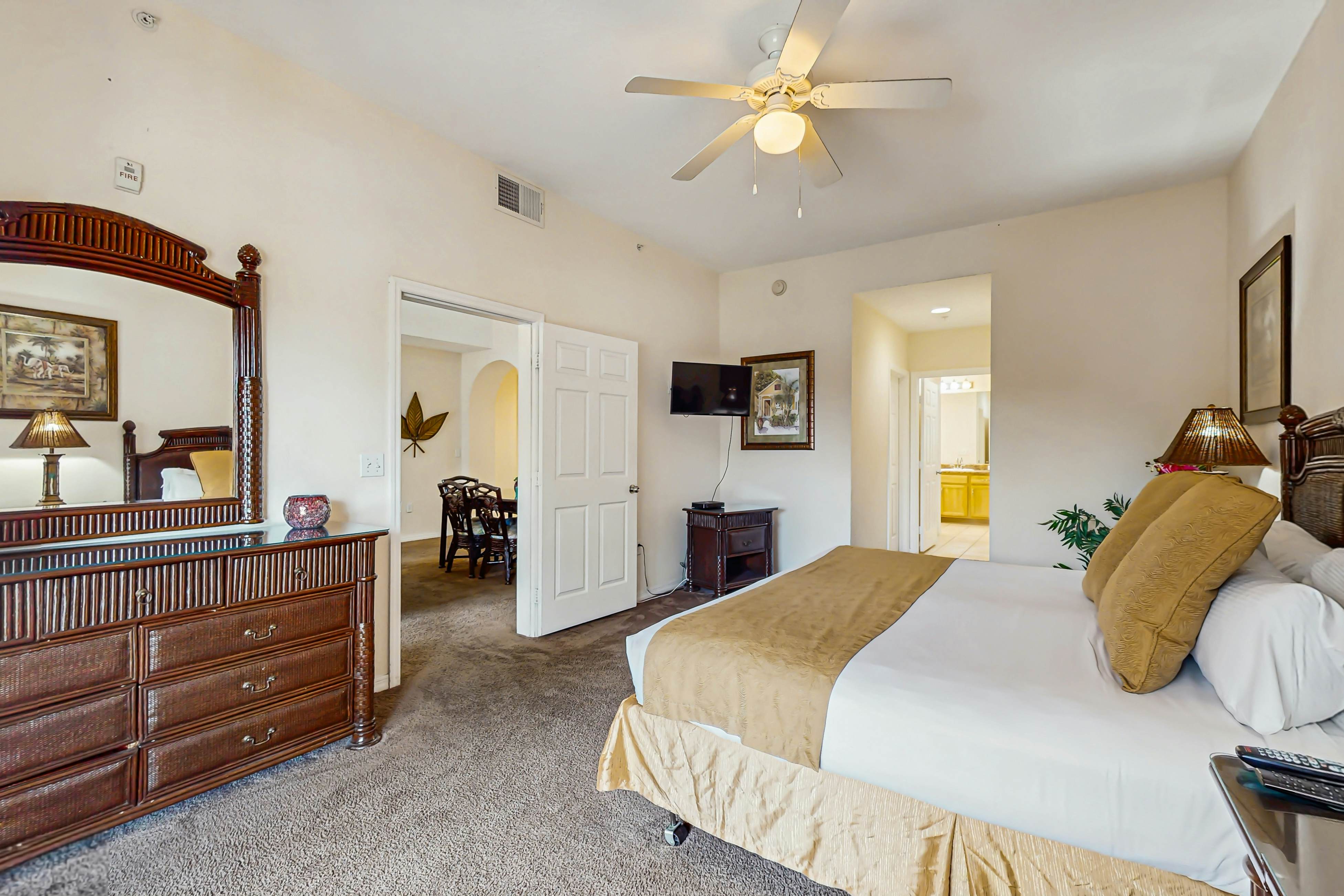 3rd floor condo w/ balcony, gym, shared pools, sauna, hot tub, near theme parks